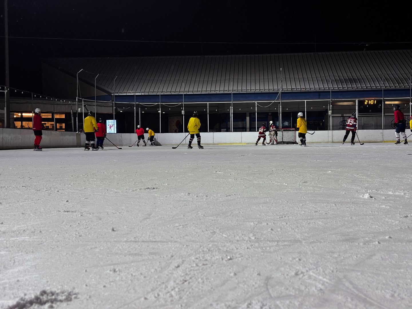 ✨Ferien Cup ✨
Unser gestriges Training haben wir genutzt, um ein kleines Turnier zu spielen. Schnell wurde sich in drei Teams aufgeteilt und dann ging es auch schon los!
#unitedonice #hockey #icehockey #fürdiewertedeslebens