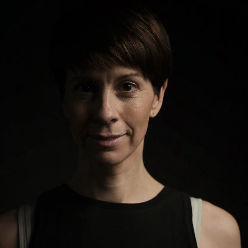 LICHT UND SCHATTEN
„Sag mal Britta, Weihnachtsstress kennst du gar nicht, oder? Bestimmt kannst du dich ganz schnell wieder runterbringen wenn’s mal zuviel wird. Du meditierst doch!“
Stimmt, ich meditiere. Trotzdem bin ich heute kurz vor der Abfahrt zum Familienbesuch fast geplatzt. Juchuu, Pitta lässt grüßen.
Seit Tagen stehe ich unter Strom, so wie jedes Jahr vor Weihnachten. Wie oft habe ich mir schon vorgenommen gechillter durch die Adventszeit zu gehen. Hat auch 2022 wieder nicht geklappt.
Dennoch hat sich dieses Jahr eine Sache verändert. Meine Einstellung. Anstatt mich für meine windige Vata-Natur und meinen kleinen Chaoskopf zu verurteilen, nehme ich mich an so wie ich eben vor Weihnachten bin. Eine liebevolle aber gestresste Frau, Ehefrau, Mama, Schwester, Freundin…, die noch auf den letzten Drücker die Geschenke für die Kids online bestellt, gerne den dritten Espresso hintereinander im Café ordert um wach zu bleiben und die, die den Drang hat die Bude noch schnell vor den Rauhnächten komplett zu putzen. In diesem Jahr sogar inklusive Komplettrenovierung eines Zimmers.
Jetzt sitze ich hier, wieder durch Koffein wachgehalten und Kekse essend im Auto Richtung Norden, höre meine Liebslingsmusik und spüre eine tiefe Zufriedenheit.
Nächstes Jahr wird es wieder genauso laufen. Das weiß ich. Und diesmal sage ich mir. Das ist ok! Denn das bin auch ich ❤️
Fröhliche und gechillte Weihnachten Euch allen.
#ichbinok #annehmen #weihnachtsstress #weihnachten2022 #weihnachtenmitkindern #druck #erwartungenloslassen #mamastress #yoga #ayurveda #vata #pitta #kapha #namaste #achtsamkeit #selbstliebelernen #ichmussgarnichts #allesistgut #loslassenkönnen #ichbinwieichbin #meditation🙏 #selbstannahme #keinstress #selbstfürsorgefürmamas #selbstfürsorge