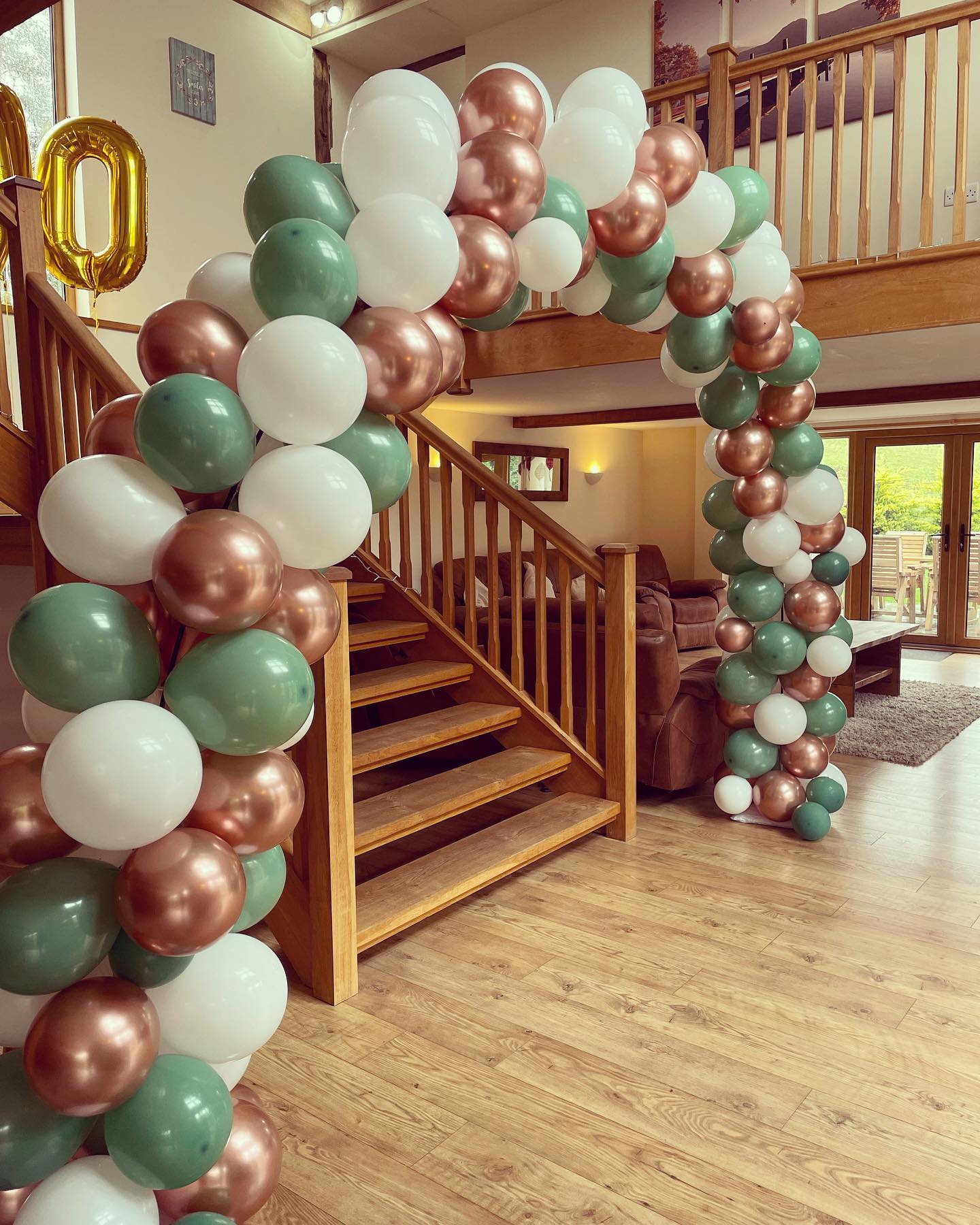 We absolutely love this colour scheme and although we can’t take credit for choosing the colours (our guests chose them) we will certainly be recommending these colours to future guests 🤩
#balloonarch #balloons #decoration #happybirthday #40thbirthday #greenwhitegold