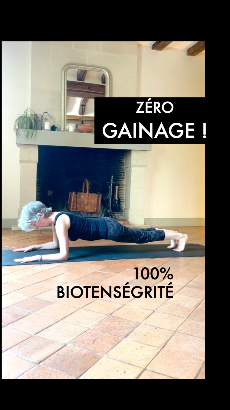 ZÉRO GAINAGE MAIS 100% BIOTENSÉGRITÉ 🔥
À 62 ans, je ne « tiens » pas cette posture par le gainage. Jamais.
Ce que vous voyez ici n’est pas un verrouillage abdominal, mais de la biotenségrité.
Ce n’est pas une structure rigide, c’est un jeu subtil de rencontres entre poussées et contre-poussées.
Cette dynamique permet au corps de se porter sans effort : les os sont suspendus dans un équilibre de forces qui s’auto-soutiennent. C’est la fin du « tenu » pour laisser place au « vécu ».
Pourquoi le gainage classique est une illusion qui vous fragilise ?
• Mal aux épaules : Un ventre verrouillé fige le grill costal et empêche le glissement physiologique des omoplates. Résultat : vos épaules portent tout le poids, s’enflamment et saturent.
• Pression descendante : Serrer le ventre (hollowing) écrase le périnée. C’est un facteur majeur de descente d’organes et d’hyperexcitabilité de la vessie.
• Blocage respiratoire : Un ventre figé par le grand droit empêche l’élargissement des côtes basses, ce qui paralyse littéralement le diaphragme.
• Épuisement nerveux : Maintenir une « armure » musculaire fatigue inutilement votre système nerveux.
L’alternative de l’aplomb , de la recherche de la verticalité naturelle :
Le maintien est assuré par le maillage réactif des transverses et des obliques, laissant le souffle et la vie circuler librement.
✨ Sortez de l’armure. Libérez vous !�
📖 Pour comprendre la science derrière ce mouvement, lisez notre dernier article : «L’ILLUSION DU GAINAGE : POURQUOI SERRER LES ABDOS VOUS FRAGILISE »
lien 🔗 en premier commentaire sur Facebook ou notez GAINAGE en commentaire !
#YogaTherapie #Aplomb #Biotensegrite #Gainage #Cathetsergeyoga