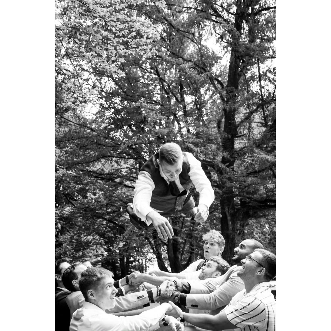 Ein Bild, dass meine letzten beiden Aussagen zusammenfasst 🙃 SW und Bewegung im Gruppenbild.
Immer wieder schön, wie die Jungs sich freuen, wenn sie den Bräutigam in die Luft werfen dürfen. Da werden manche wieder zu kleinen Jungs und haben eine Menge Spaß.
#hochzeitfotografnähemünchen
#bräutigam
#Hochzeitsdienstleister
#einfachmachen
#hochzeitsfotoideen
#hochzeitsmagie
#hochzeitsfotografmünchenumland
#hochzeitsreportage
#hochzeitsreportagemünchen
#hochzeitsfotografmünchen