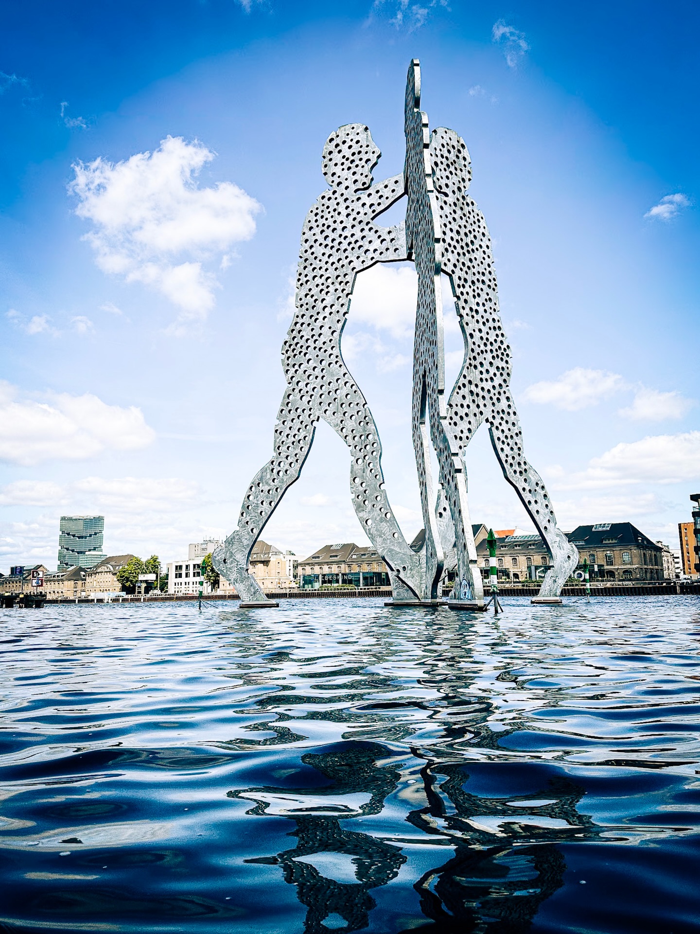 One of our favorite ways to enjoy the city in the summer🤩 chek out the new posts on www.travel2berlin.com 🤓