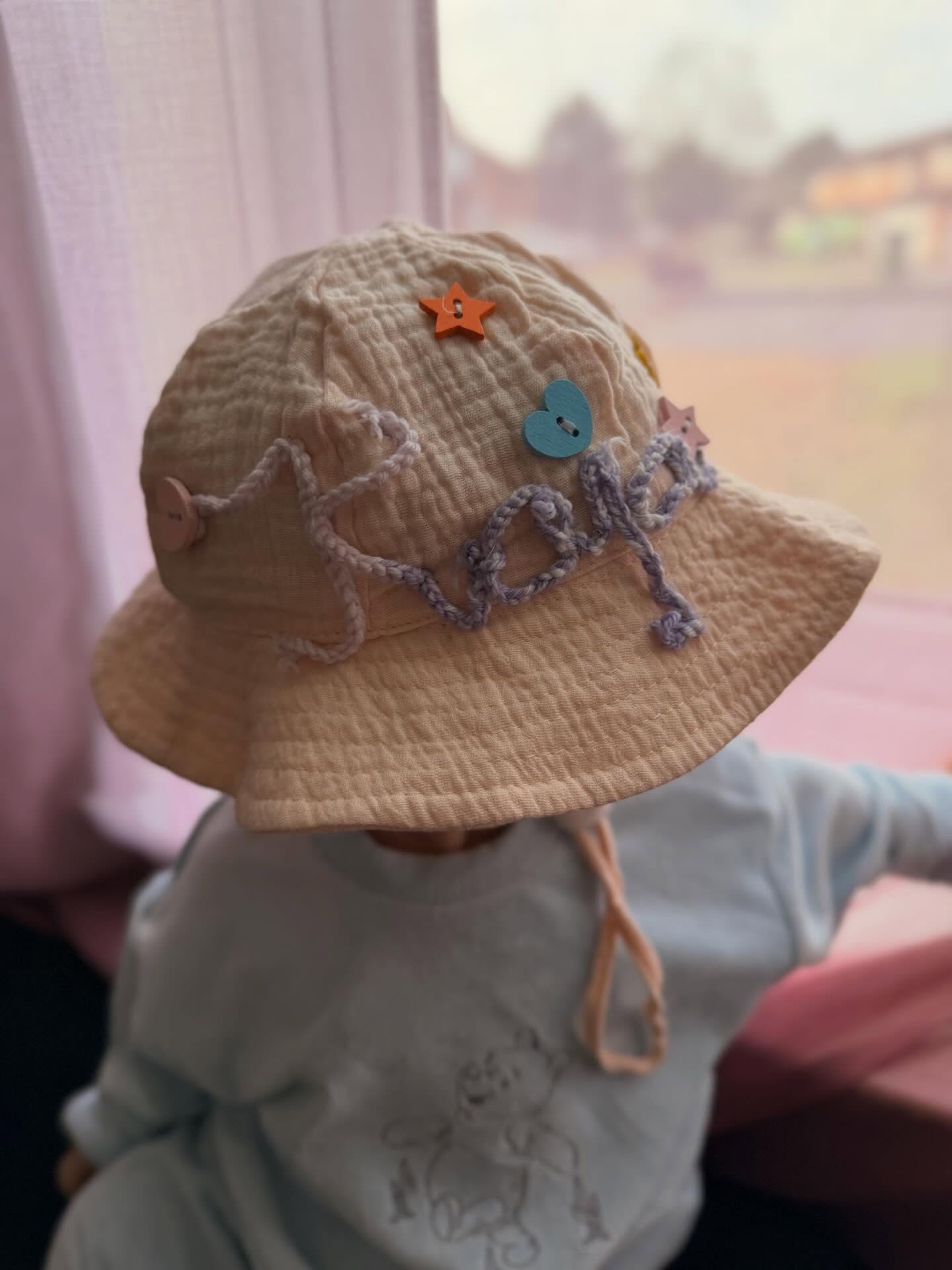 Baby bonnet hat. With personalised crochet. UP TO 7 letters.
This baby sun hat is designed to provide comfort and protection for babies aged 3–18 months. Made from soft, breathable cotton fabric, it is gentle on delicate skin and comfortable for all-day wear. 🐝
With a practical chin tie, the hat stays securely in place, even during active movement.
Dimensions:
• Width: 27 cm (10.6 in)
• Height: 16 cm (6.3 in)
• Depth: 12 cm (4.7 in)
• Brim width: 5 cm (2 in)
Perfect for outdoor activities, walks, and sunny days, this baby hat combines functionality, comfort, and a simple, cute design.
Available colours
White, baby pink, baby blue, cream. 🧸🌸