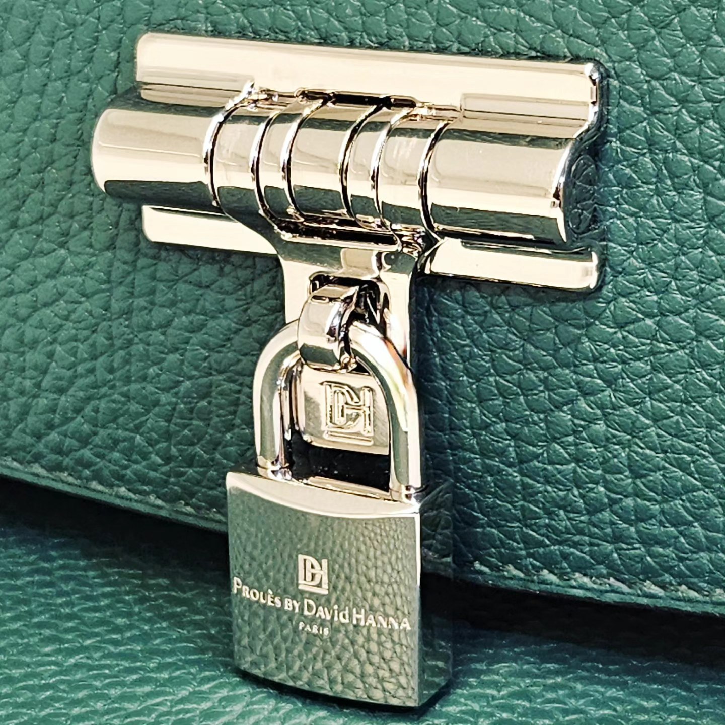 Plus qu'un fermoir, c'est un bijou.
#loquet #prouesbydavidhanna #bijoux #cadenas #padlock #palladium #cuir #leatherbag #Luxuryhandbag #fashion #style #savoirfaire #beautiful