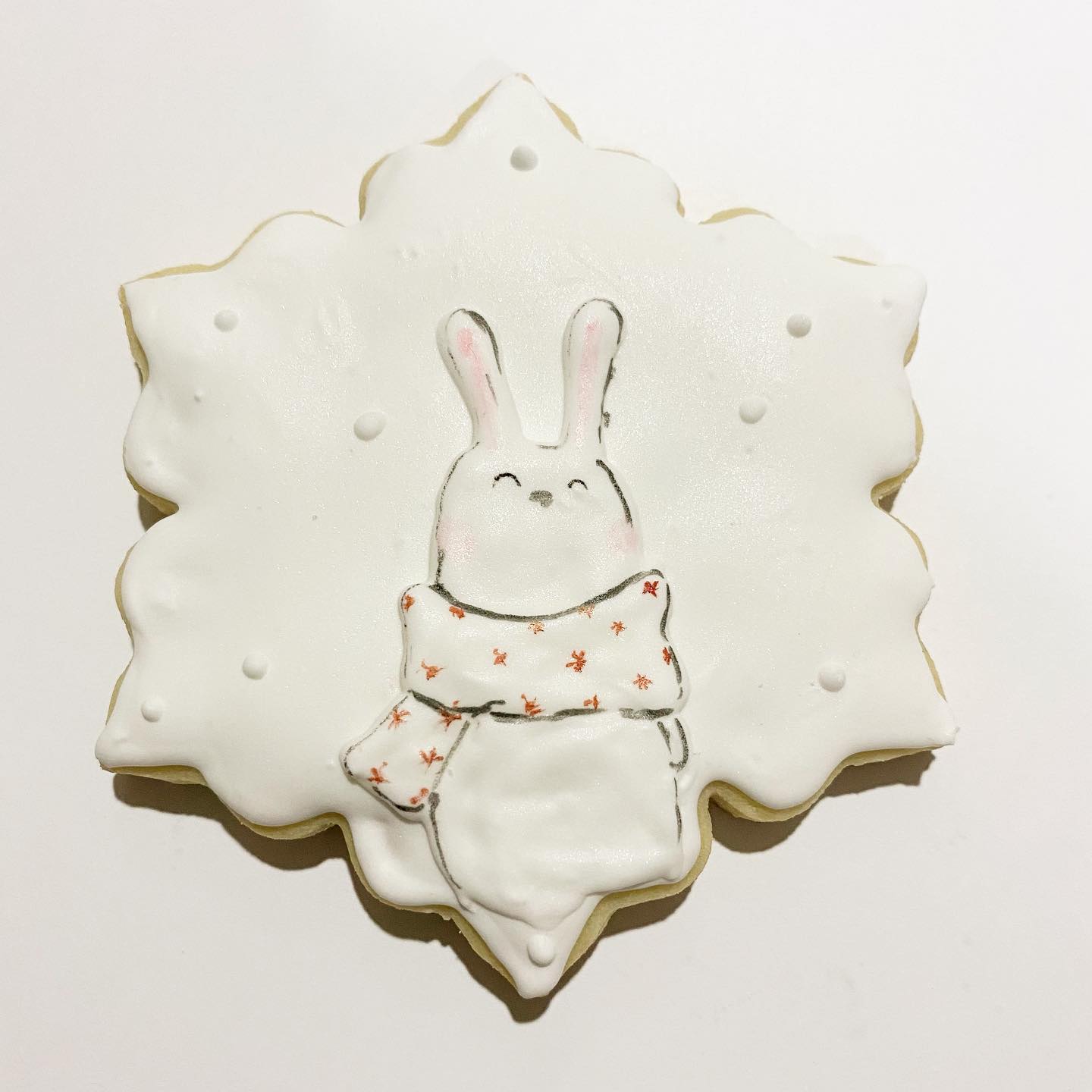 Snow bunny. #sugarcookies #sugarcookie #sugarcookiesofinstagram #sugarcookiegram #royalicingcookies #royalicing #royalicingart #royalicingsugarcookies #cookiedecorating #cookies #cookiesofinstagram #cookiegram #snowbunny #kawaiibunny #winter #winteranimal