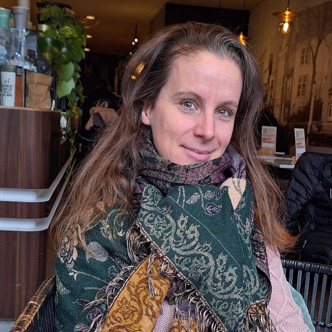 Bron: Valeria Boari
We hebben genezers nodig: de dromers, magiërs, mystici
Vrouwen die om deze kwaliteiten door de maatschappij zijn afgewezen en uitgesloten
Vrouwen die daarom een deel van hun pad alleen hebben bewandeld
Vrouwen die door de hel zijn gegaan en teruggekeerd zijn
Vrouwen die hun emotionele wonden geheeld hebben, geweld en misbruik hebben genezen
Vrouwen die onschuld, nederigheid, puurheid en zuiverheid met zich meebrengen
Vrouwen die de ziel zien, luisteren naar de ziel, praten met vibraties van liefde in magische woorden, lieve liedjes
Vrouwen die de ziel kunnen strelen
Vrouwen die de hand van een gewond kind kunnen vastpakken, ze kunnen optillen en naar de sterren laten kijken
Vrouwen die praten met bomen, stenen, dieren, bergen, water
Vrouwen die luisteren, begrijpen, helpen en steun bieden
Vrouwen die hun zelfvertrouwen hebben opgebouwd, van elkaar houden, liefhebben, nee zeggen
Vrouwen die kennis hebben van kruiden, bloemen, magische kunsten en zich er niet voor te schamen
Vrouwen met spirituele gaven, die daar niet over opscheppen, maar ook geen angst meer kennen om ervoor uit te komen
Vrouwen die, als ze bewegen, vergezeld gaan met rijen engelen, en hun beweging is als een energiedans, op verschillende niveaus
Vrouwen die hun wortels eren door ze te transformeren en nieuwe lymfe in de boom brengen
Vrouwen die geen slachtoffer meer zijn, maar goede keuzes maken
Vrouwen die andere zielen kunnen helpen zich te bevrijden uit de illusie
Vrouwen die zich bescheiden uiten, omdat ze niet meer door anderen gezien hoeven te worden
Vrouwen die weten wie ze in essentie zijn
Vrouwen die de wereld dienen
#divinefeminine #divinefeminineenergy #starseed #starseeds #starseedjourney