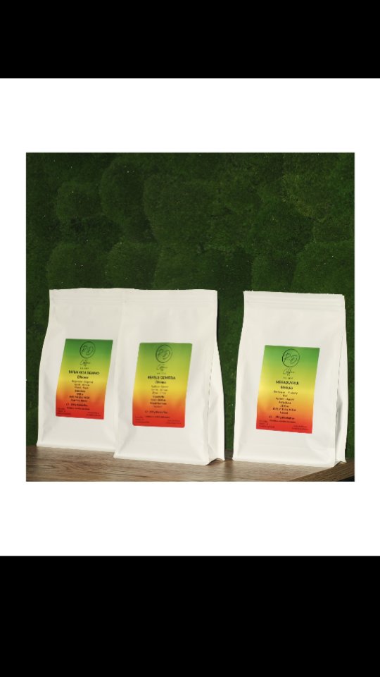 Great coffees - Simple Recipe - Sweet brews
Heute brühe ich den Taferi Kela Anaerobic Honey aus Sidamo mit einem simpel strukturierten Rezept aus 3 Güssen. Die ersten beiden Güsse nutzen mehr Agitation durch etwas aggressivere Circle Pours, während der letzte Guss ausschließlich zentral und mit möglichst wenig Agitation war, um ein Verstopfen des Filterpapiers zu verhindern. Dies führt zu einem klaren, strukturierten Ergebnis in der Tasse, mit Fokus auf softe Floralnoten und balancierte Säure.
Hier nochmal das genaue Rezept:
93°c Wasser ~80ppm
Kono 01 und Hario 01 Filterpapiere
17.5g Kaffee mittelgroß gemahlen ~750um
0:00 - 100g pour: start in the center until the first drops come out of the dripper, continue with circle pour until your reach target weight
0:40 - 100g pour: circle pour going from the inside out and back again to the center
1:30 - 100g pour: low flow center pour, aim for as little Agitation as possible