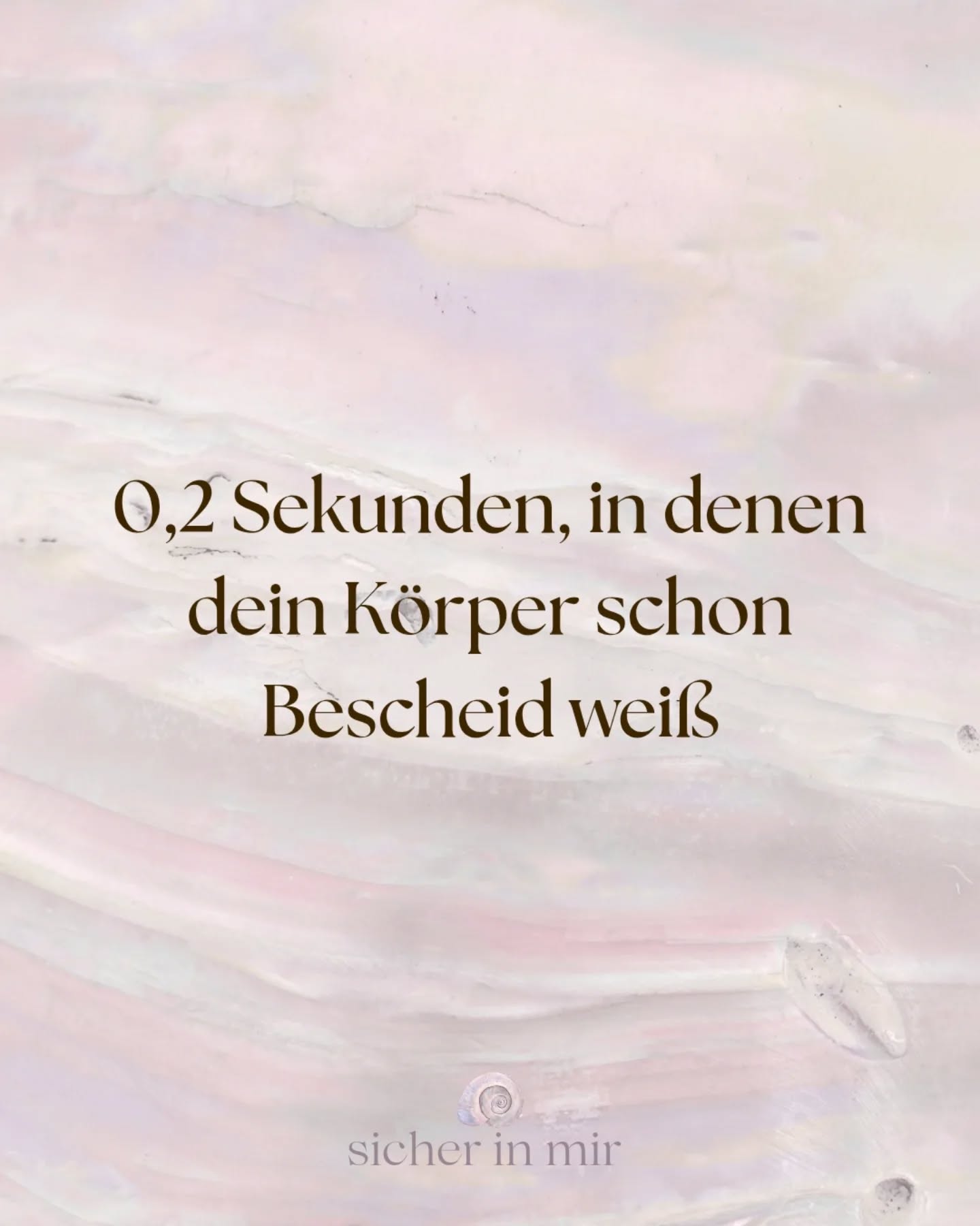 Vielleicht kennst du diese Momente,
in denen du eigentlich schon weißt, dass etwas nicht passt.
Noch bevor dein Kopf eine Erklärung findet.
Noch bevor dein Kind etwas sagt.
Noch bevor es laut wird.
Diese 0,2 Sekunden sind leise.
Und genau deshalb werden sie so oft übergangen.
Wir haben gelernt, zu funktionieren.
Ruhig zu bleiben.
Weiterzumachen.
Auch dann, wenn unser Körper längst Spannung meldet.
Dabei ist dein Nervensystem kein Gegner.
Es ist dein Frühwarnsystem.
Es reagiert nicht über.
Es erinnert sich.
Wenn du beginnst, diesen feinen Signalen zuzuhören,
entsteht etwas Neues.
Mehr Ehrlichkeit mit dir selbst.
Mehr Weichheit im Kontakt.
Mehr Orientierung, für dich und für dein Kind.
Regulation beginnt nicht im Griff-haben.
Sondern im Spüren.
Und manchmal reichen dafür genau diese 0,2 Sekunden.
Love
Carola
SICHER.IN.MIR
NERVENSYSTEMARBEIT
SYSTEMISCHES COACHING
TRAUMASENSIBEL
KÖRPERARBEIT