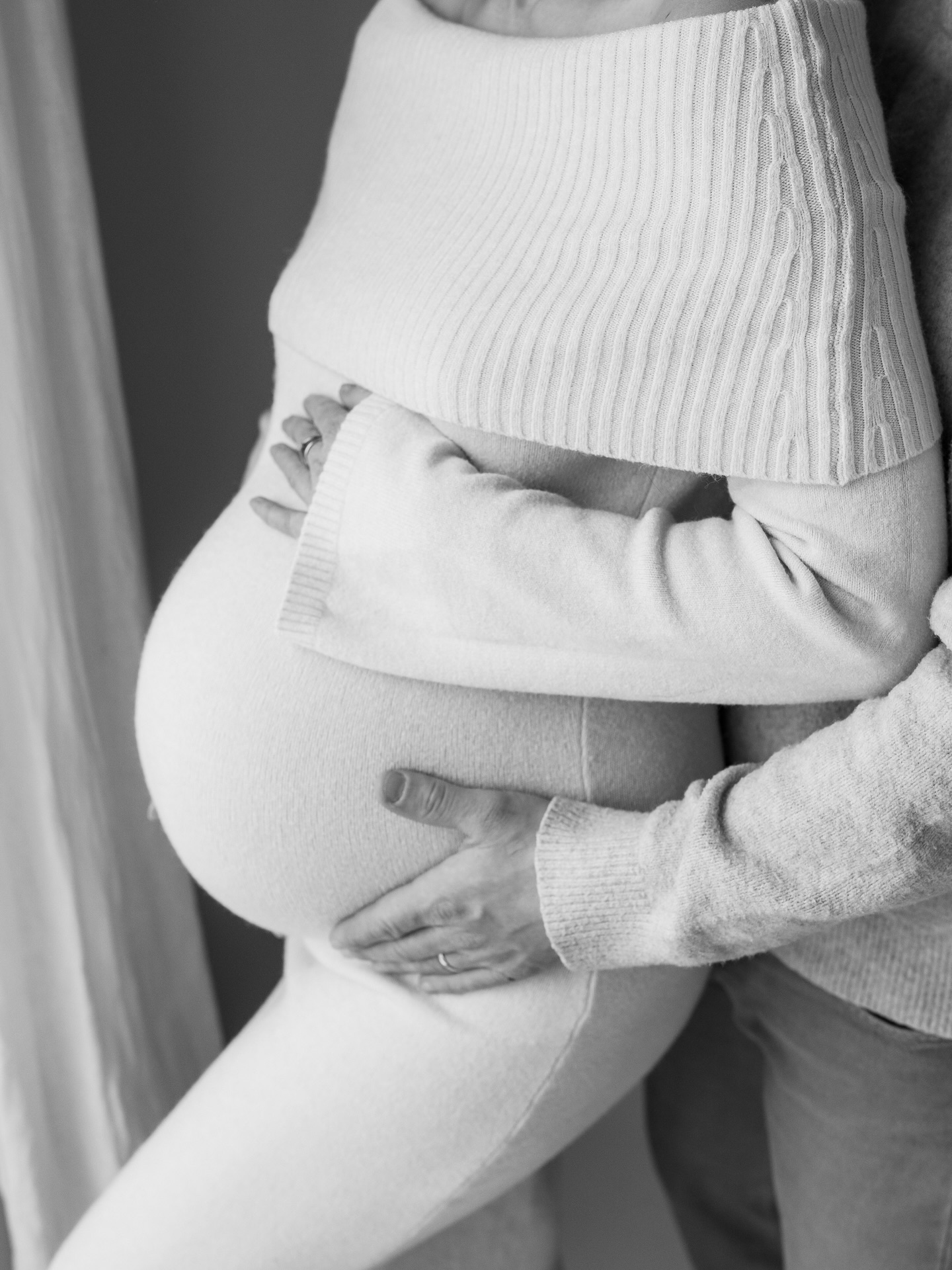 Keine Phase im Leben einer Frau ist so hochsensibel wie die, in der sie Mutter wird.
Schwangerschaft und Geburt öffnen etwas ganz Tiefes in uns.
Unser Urvertrauen.
Unsere Verbindung zu unserem Körper.
Unsere innere Sicherheit.
Und genau hier kann so viel passieren.
Worte von außen.
Entscheidungen über unseren Kopf hinweg.
Momente, die sich nicht richtig anfühlen –
und die uns nachhaltig aus unserer Kraft bringen können.
Wenn wir in dieser Phase den Kontakt zu uns verlieren,
verliert nicht nur der Körper sein Vertrauen –
sondern auch die Frau.
Deshalb ist es so wichtig, wieder nach innen zu hören.
Dem eigenen Gefühl zu glauben.
Dem Körper zu vertrauen.
Sich nicht beirren zu lassen von dem, was „man so macht“.
Ein Babybauchshooting ist in diesem Sinne kein schöner Nebeneffekt.
Es ist ein bewusstes Innehalten.
Ein Moment, in dem du dich siehst.
In dem du dir selbst begegnest –
in deiner Stärke, deiner Verletzlichkeit, deiner weiblichen Kraft.
Diese Bilder erinnern dich daran,
dass dein Körper kein Risiko ist,
sondern ein Zuhause.
Und dass du ihm vertrauen darfst.
Folge mir für deine Erinnerungen @soulmom.era