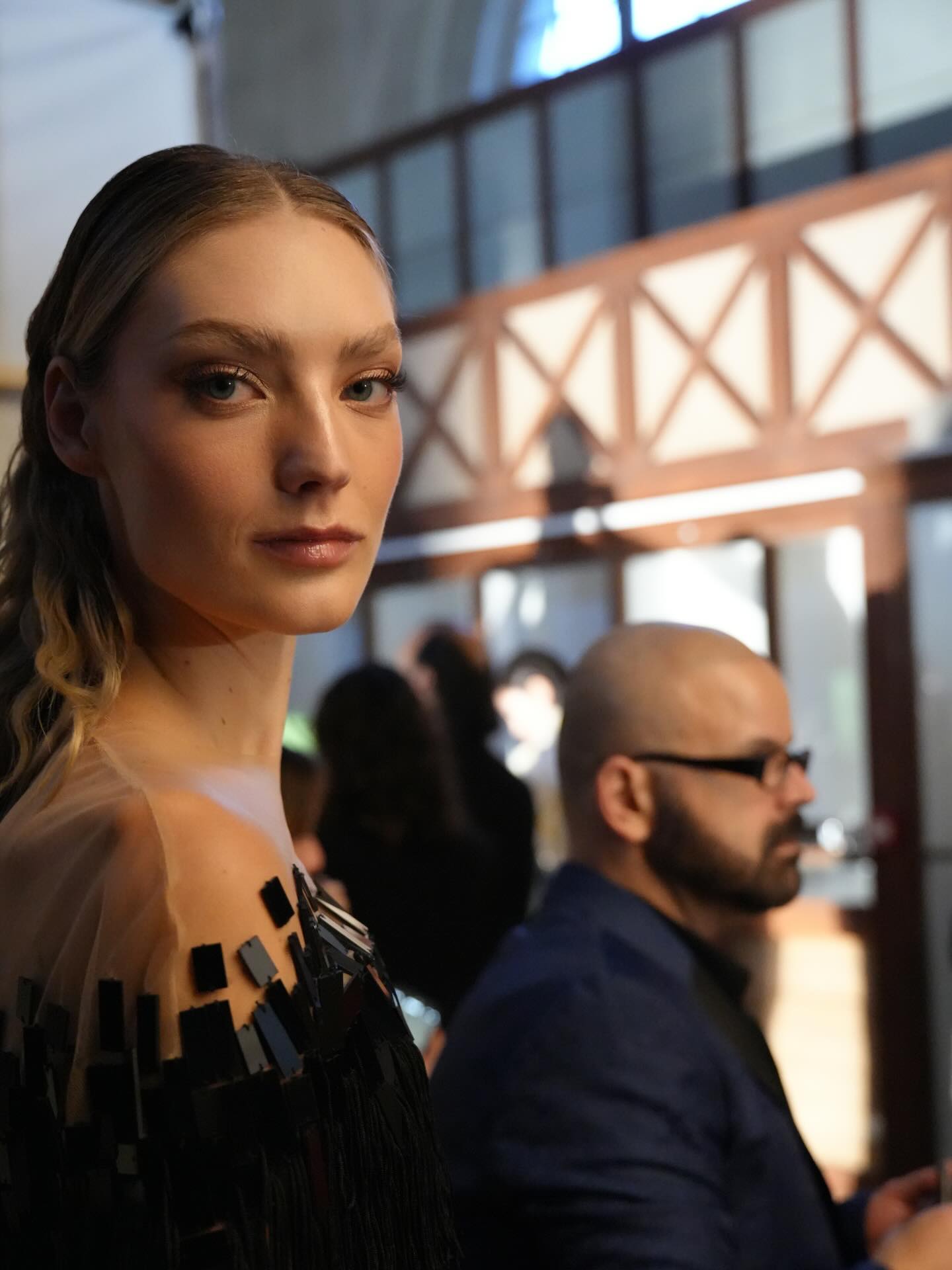 Na Alta-Costura, a beleza não acompanha, ela conduz. ✨
O primeiro dia da Semana de Alta-Costura de Paris foi marcado por uma estética sofisticada, que revisita os anos 60 e 70 a partir de uma pele iluminada, formas bem construídas e uma elegância que atravessa o tempo. Uma beleza pensada para dialogar com a moda e com a história, sem excessos.
A assinatura é do beauty artist Marcello Costa, responsável pela maquiagem de desfiles como os de Tony Ward e Imane Ayissi nesta temporada.
Os detalhes dessa narrativa de beleza estão na matéria completa. Link na bio.