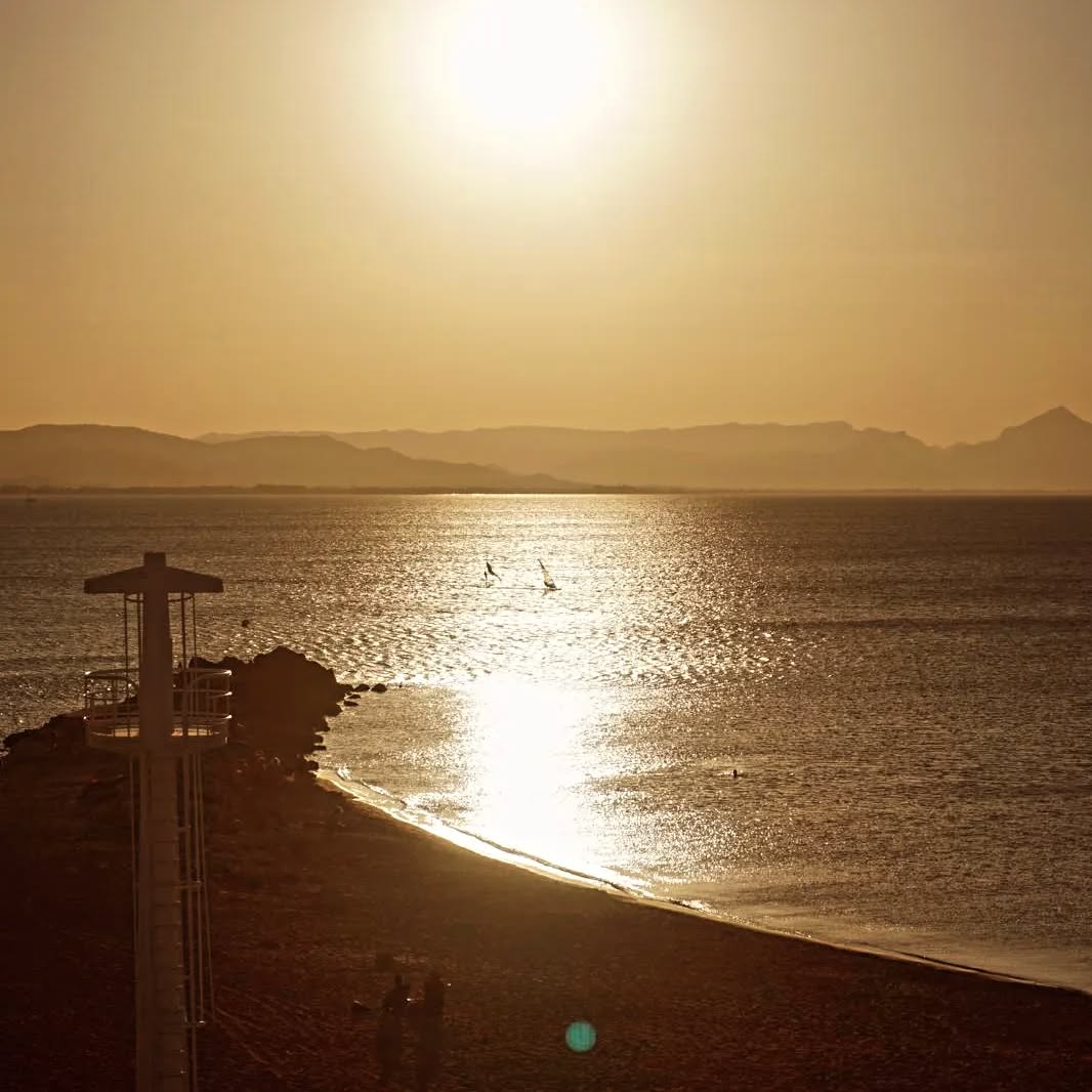 Windsurf y wingfoil a la puesta del sol