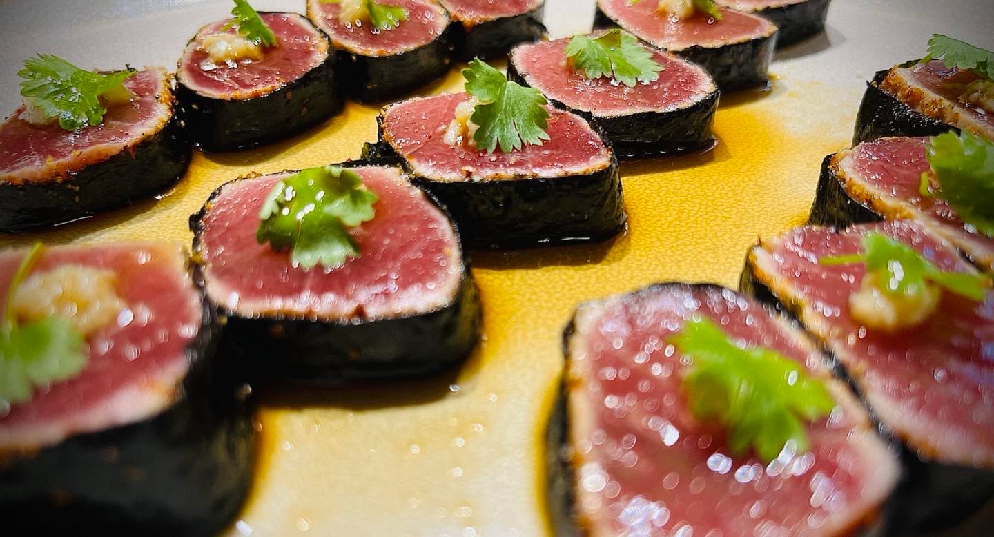 Tasty Appetizer !
Local Blue Fin Tuna Tataki ! Delicious Bites 🥢
#catering
#sandiego
#sushi
#sashimi
Sushiassassincatering@gmail.com