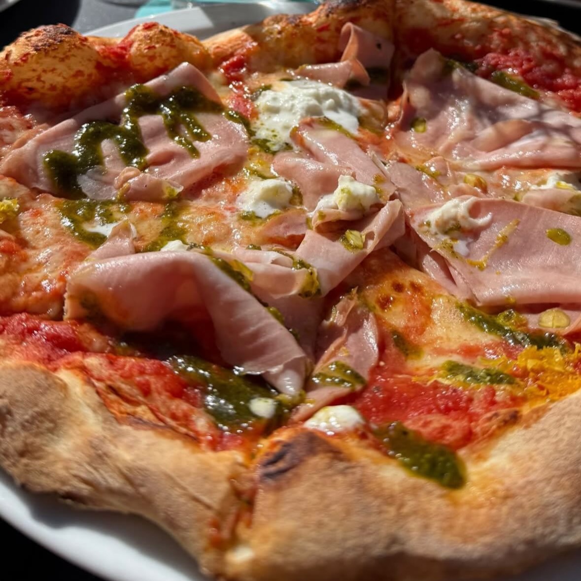 Pizza ist bei uns kein Gericht.
Pizza ist ein Gefühl. 🤌🍕
Heiß aus dem Ofen.
Mit Liebe belegt.
#pizzalove #italienischessen #andiamo #pizzazeit