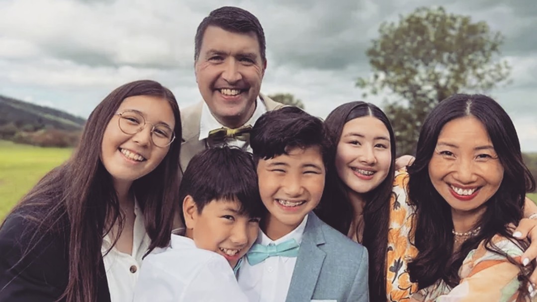 Une nouvelle base de JEM en Suisse romande / Vince et Jinah Licari ont été envoyés avec une petite équipe par la base de JEM Lausanne en septembre 2024 pour démarrer JEM Château, une base internationale avec un accent particulier sur la Corée du Nord, et la multiplication d’initiatives innovatrices pour équiper les jeunes de pays à faibles revenus en leur donnant des compétences professionnelles (anglais, informatique…). La nouvelle base démarre à Savigny, dans le canton de Vaud, mais la vision à long-terme est de s’établir dans un château en France. Suite sur: https://www.jeunesse-en-mission.ch/fr/blog
A new YWAM base in French-speaking Switzerland / Vince and Jinah Licari have been sent with a small team by the YWAM Lausanne base in September 2024 to start YWAM Château, an international base with a particular focus on North Korea, and the multiplication of innovative initiatives to equip young people from low-income countries with professional skills (English, IT...). The new base is starting up in Savigny, in the canton of Vaud, but the long-term vision is to establish itself in a château in France. Continued on: https://www.jeunesse-en-mission.ch/blog