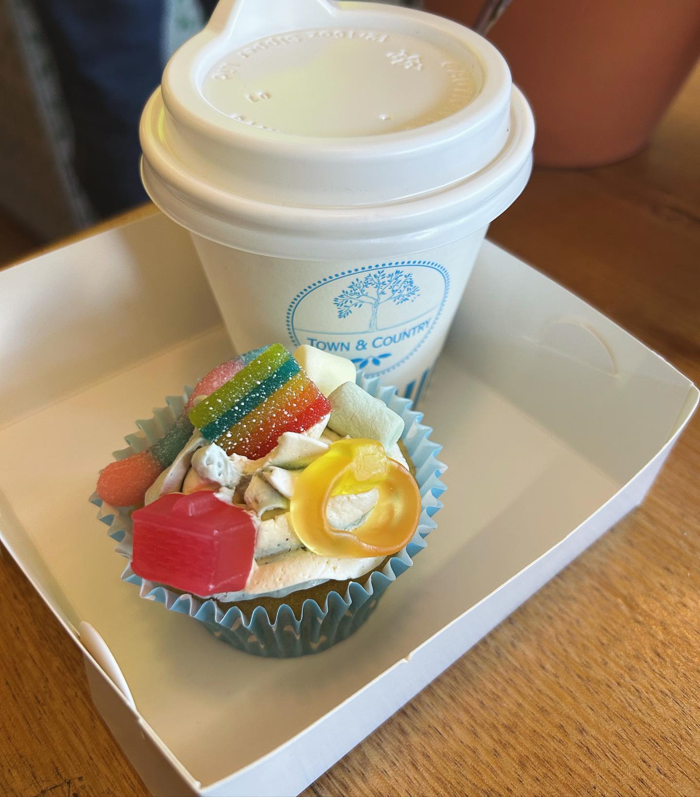 Cupcake and fresh juice on the run 🧁🧃