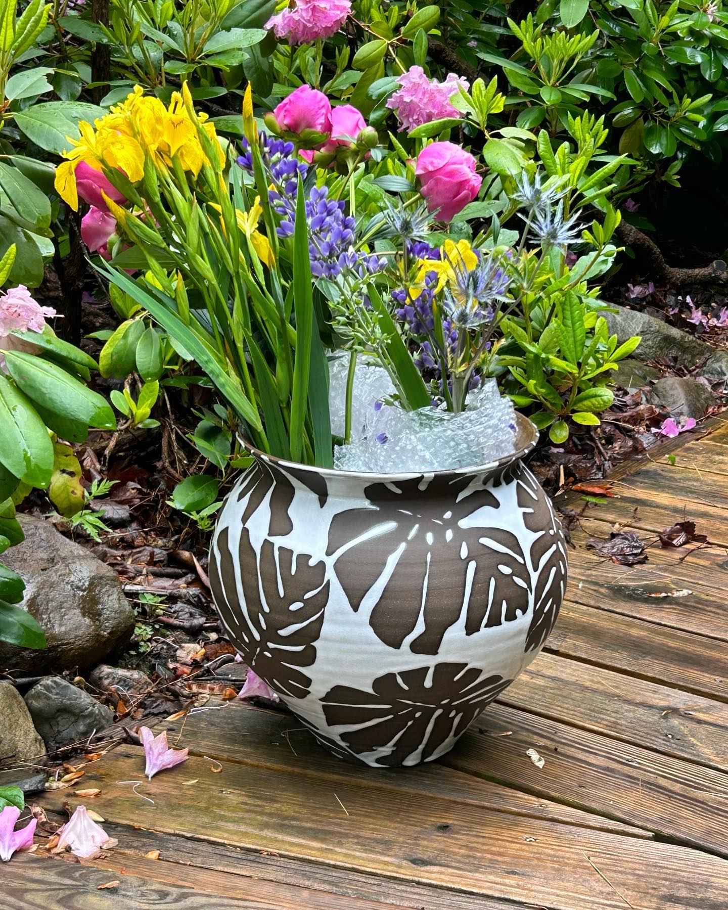 Large Monstera vase packed with flowers for the Allentown Art Festival. I’ll be here until 6 today 🤗
#buffalo #pottery #ceramics #monstera #ceramicvase #flowervase #potterylove #contemporarycraft