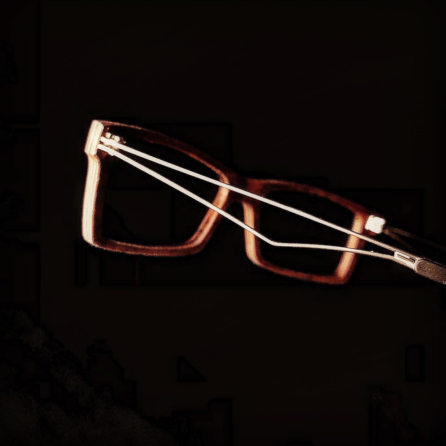 Kombination aus „Palisander“ Holz und Ferderstahl
#geheimtipp
#Bergen14
#adneum
#woodglasses #woodworking