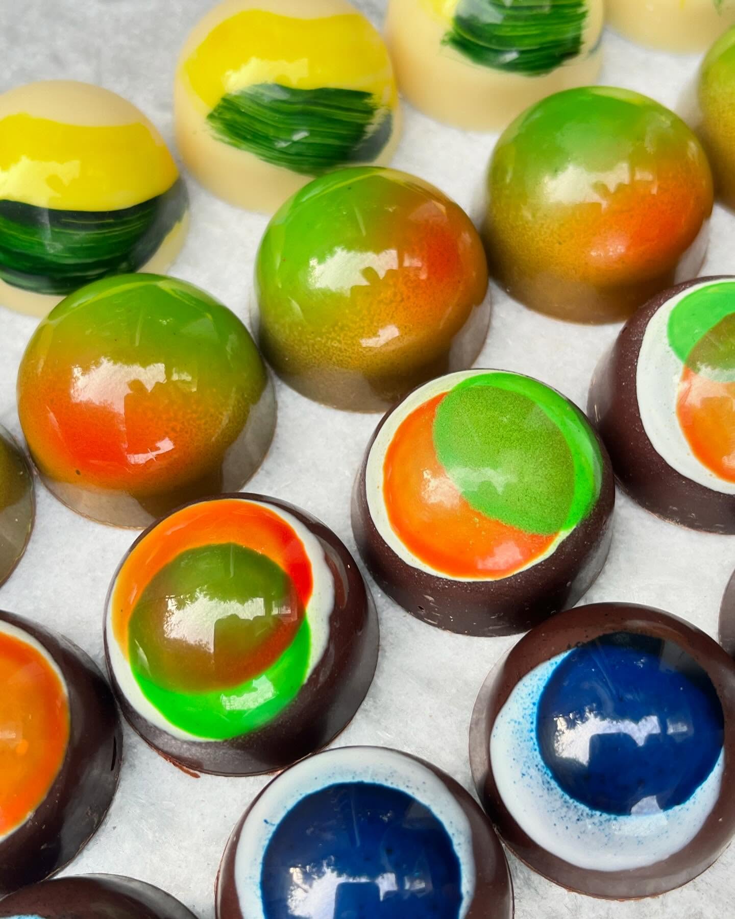 Where to find us this week 🗓️
Friday 28th June
@oldspitalfieldsmarket | 10:30am to 5pm
Saturday 29th June
@partridgesfoods | 10:30am to 4pm
You’ll find a range of summer flavoured bonbons filled with
Yuzu 🍋🟩
Mango & Passion Fruit 🥭
Rum & Coconut 🥥
Piña Colada 🍍
and many more flavours
Happy weekend ahead 🍫💝
__________
#chocolate #truffles #finechocolate #summerflavours
#chocolateart #finefood
#chocolatelovers #edibleart #handmade #handcraftedchocolate #darkchocolatelovers
#artisan #artisanchocolates #foodieslondon #veganoptions #beantobarchocolate #craftchocolate