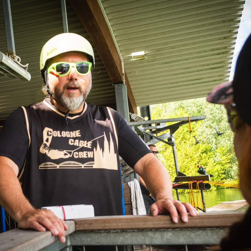 Du bist auch so ein cooler Rudelführer und möchtest deiner Truppe einen individuellen Look auf dem Wasser verpassen?
👉 Wir gestalten mit eurem Logo (oder Gruppennamen)
Trikots, quick-dry Hoodies oder Jacken zum wakeboarden
_____________
@schorsti1977 #Rudelführer @colognecablecrew #WakeboardCrew #b360ridingshirts
#stylischüberderwestetragen #wakeclothes #wakeclothing #watersportclothing #Wakeboard #neverRideWithoutB360 😜