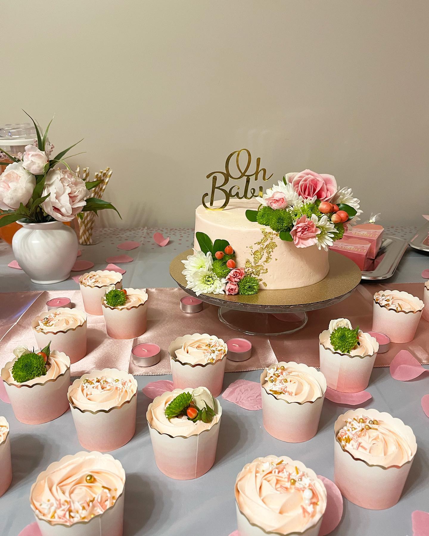 Cupcakes to match this beautiful garden-themed baby shower cake 🌸
#babyshower #babyshowercake #caketopper #goldleaf #birthday #birthdaycake #roses #floralarrangement #florals #prettyinpink #pink #gold #cake #cakedecorating #cakedesign #cakedecorator #cakesofinstagram #cupcakes #cakeoftheday #cakedesigner #instacake #picoftheday #instafood #buttercream #buttercreamcake #flowers #flowergarden #genderrevealcake