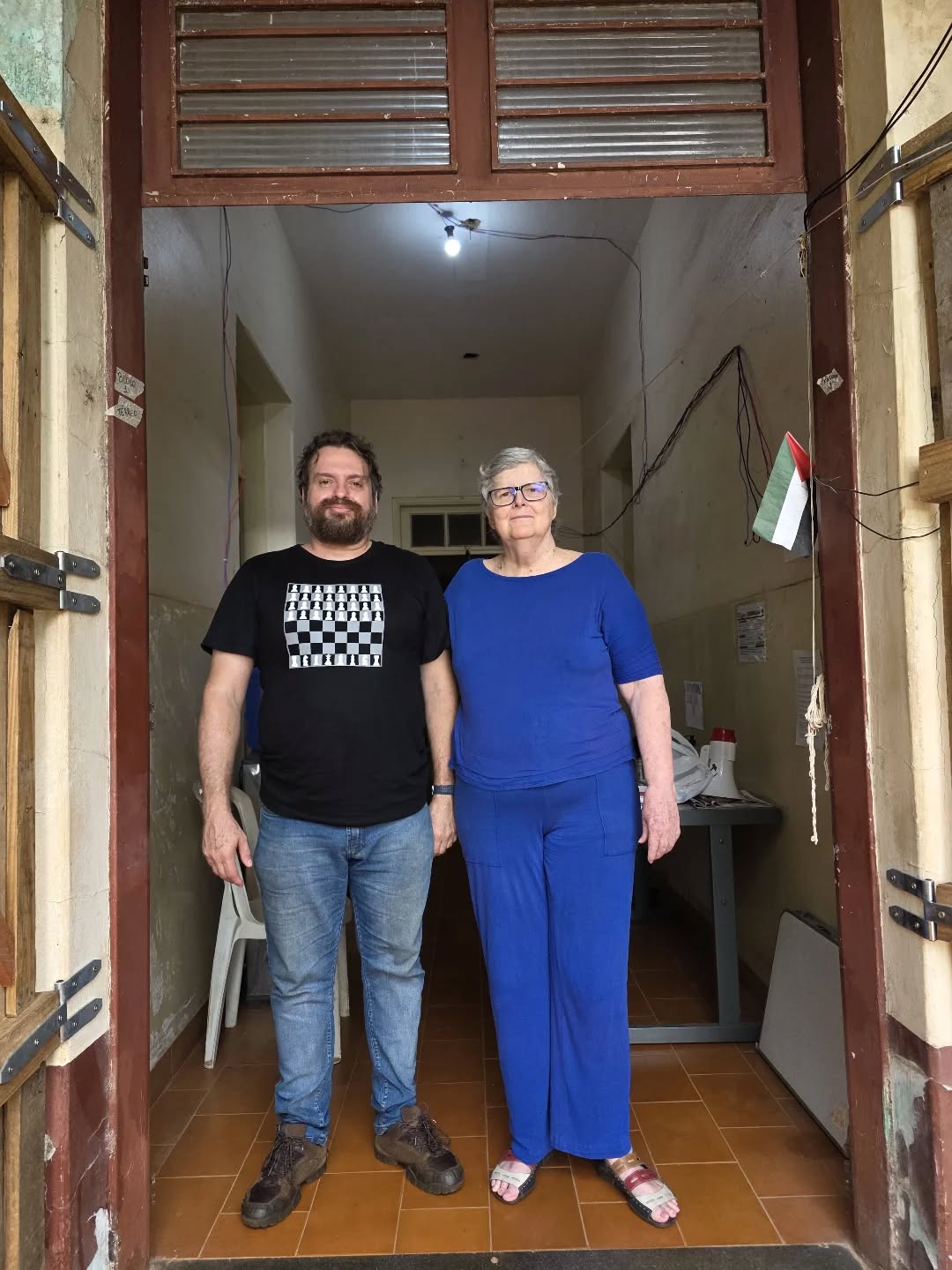 Memorial da Resistência Madre Maurina Borges
Hoje recebemos a visita de Sônia Wright, acompanhada por Vanderley Caixe, em um encontro marcado pela memória, pela luta e pela defesa intransigente dos direitos humanos.
Filha de Jaime Nelson Wright, referência nacional na denúncia das torturas da ditadura por meio do projeto Brasil: Nunca Mais, e sobrinha de Paulo Stuart Wright, deputado cassado, militante da Ação Popular e desaparecido político em 1973, Sônia representa a continuidade de uma história de resistência, coragem e compromisso com a democracia.
Ao mesmo tempo, Sônia construiu uma trajetória própria de destaque. Professora universitária, doutora em Ciências Sociais, pesquisadora e referência nacional nos estudos sobre gênero, democracia, participação política e direitos das mulheres, atua há décadas na formação acadêmica e política de novas gerações, com reconhecida contribuição ao pensamento crítico brasileiro.
Sua presença reafirma que a memória não é passado — é instrumento de justiça, verdade e luta política.
Para que não se esqueça. Para que nunca mais se repita.
#ditaduranuncamais
#paulostuartwright
#semanistia
#memorialdaresistencia
#direitoshumanos