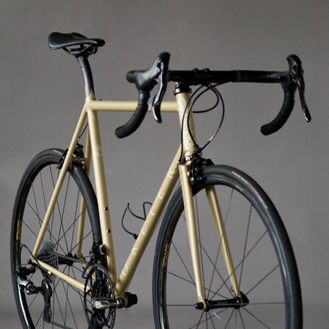 Obsession probably best describes the urge to create something that pushes the boundaries even further. It’s not about creating something completely new, but rather composing something like a balanced and irresistible perfume. Maybe there’s a little Jean-Baptiste Grenouille in us frame builders...🫣