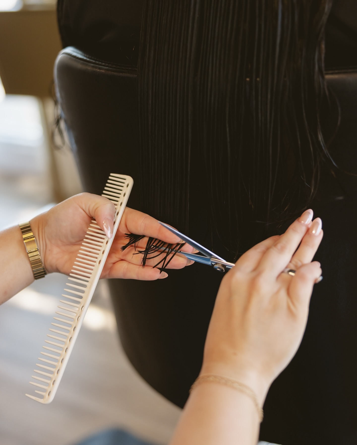 This week is busy @studio.cchi with all the holiday hair appointments ✂️🎄