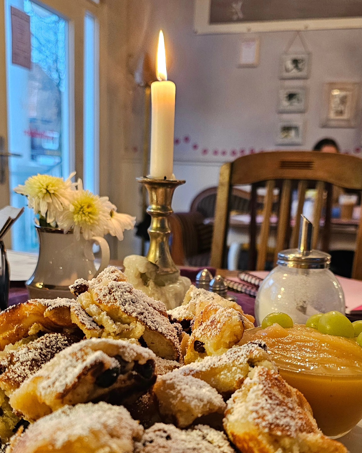 Das gibt es nur auf Fehmarn: nach einem Spaziergang am Meer bei Wind und Kälte sind wir zum Kaiserschmarrn essen ins 'Café Liebevoll & Kulturlabor in Burg eingekehrt. - Sehr zu empfehlen😋!
This is unique on the island Fehmarn: After a cold and stormy walk at the beach we had a tasty 'Kaiserschmarrn' at the 'Café Liebevoll & Kulturlabor'' in Burg. - Highly recommended 😋!
#hausimfelde
#Fehmarn
#Albertsdorf
#ferienwohnungen
#ferienappartement
#sonneninselfehmsrn
#Kaiserschmarrn
#winterspazietgang
#Urlaubammeer
#schleswig_holstein
#urlaubmithund
#urlaubmitkind
#wochenendeammeer
#weihnachtszeit
#kitesurfing
#windsurfen
#Radfahren
#holidayappartements
#balticsea
#holidayattheocean
#cafeliebevoll
#kulturlabor