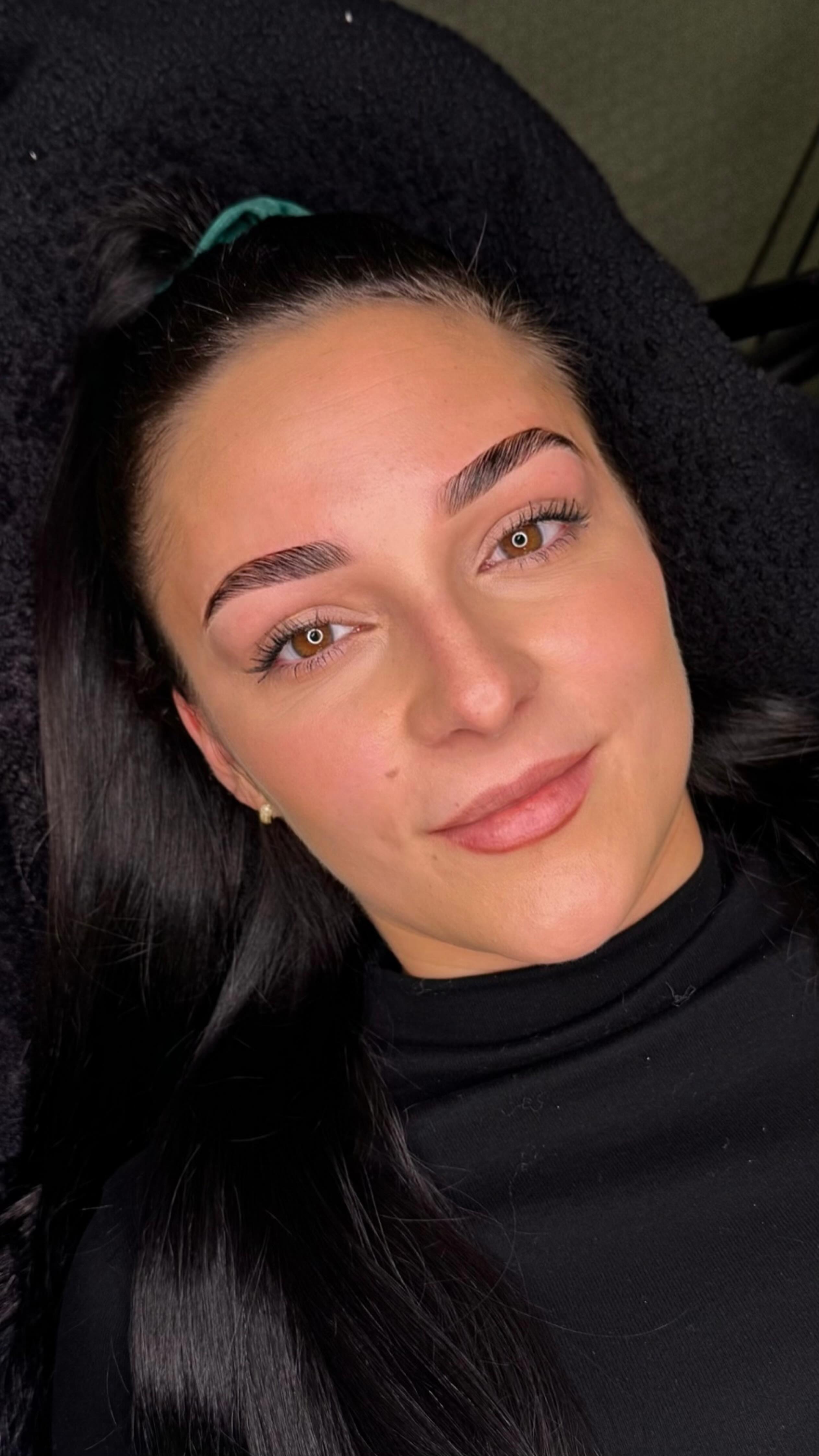 Let’s do a Browlifting with me! 🪄
#browlift #browlifting #fleekybrows #celinacosmetic #bottighofen