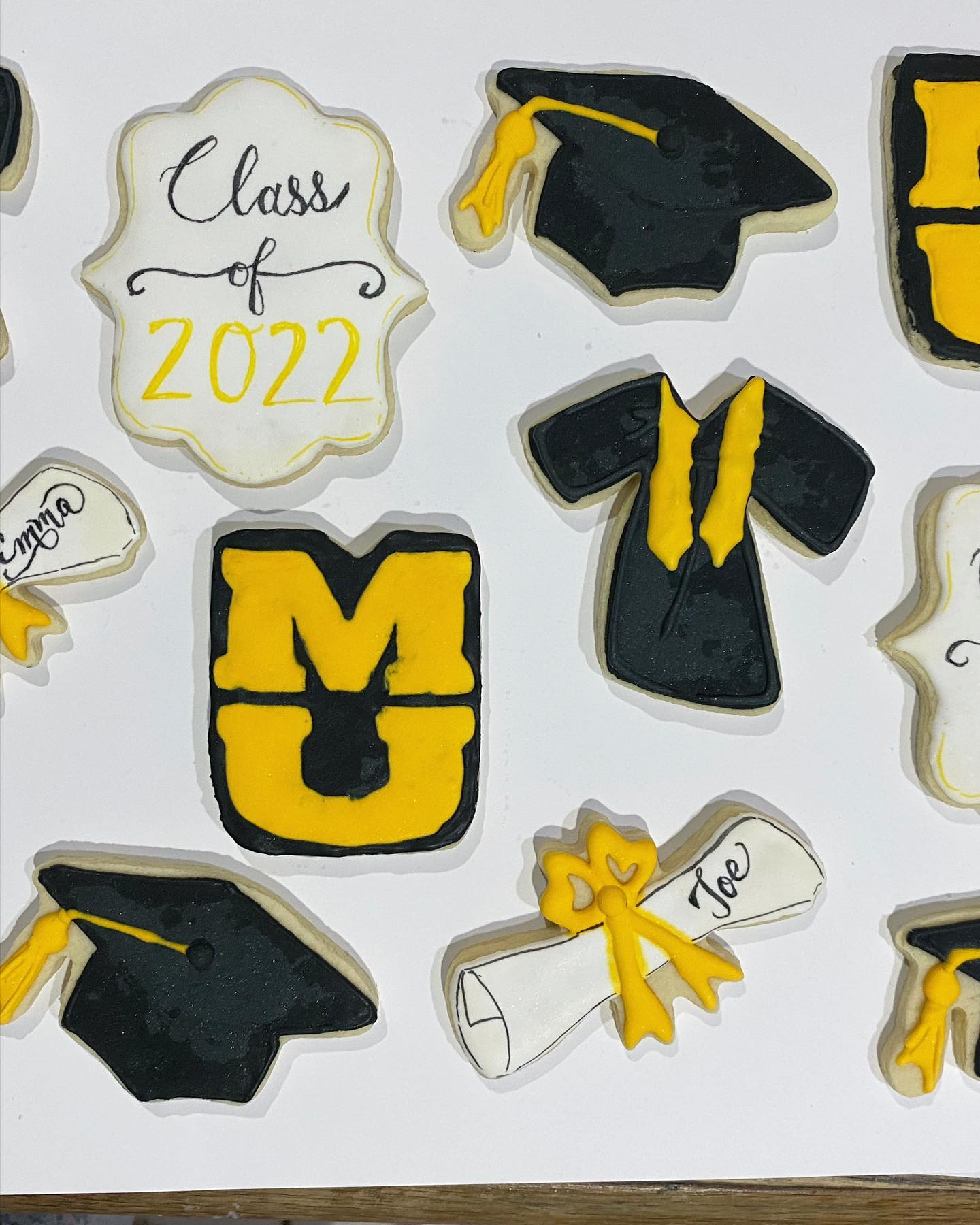 Class of 2022 #graduation #graduationcookies #graduate #graduationparty #sugarcookie #cookiegram #cookiesofinstagram #sugarcookies #sugarcookiesofinstagram #royalicing #royalicingcookies #royalicingart #cap #gown #diplomacookies #classof2022