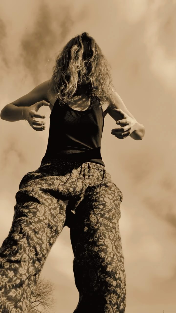 Le corps parle quand les mots se coincent.
Il frappe l’air, se tord, résiste, cède.
Rien n’est chorégraphié.
Tout est nécessaire.
Improviser, c’est laisser passer ce qui insiste.
La tension, le souffle, l’élan.
Danser là où ça brûle,
là où ça tremble.
Pas pour être belle.
Pour être vraie.
Pour laisser le mouvement dire
ce que la bouche n’ose pas.
Corps en liberté.
Expression vivante.
Présence totale.
#danse #danseimpro
#corpsenmouvement
#danseintuitive #mouvementlibre