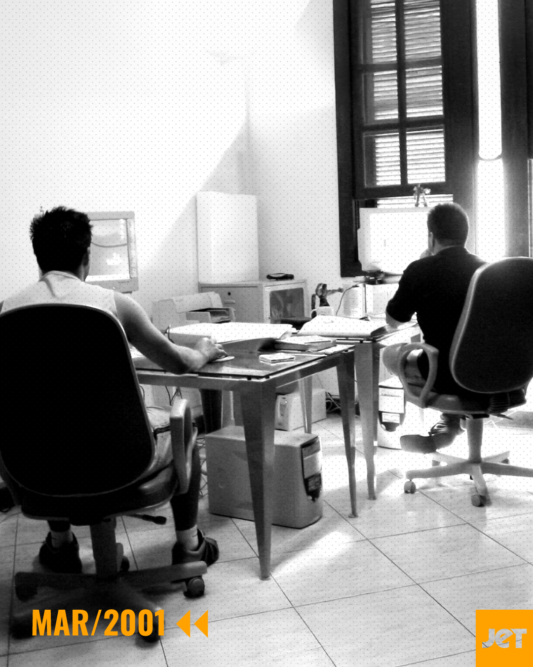 Isso é de quando o computador parecia um eletrodoméstico e a internet avisava que ia funcionar. Ou não.
Naquela época, não tinha algoritmo pra culpar.
Se a ideia era ruim, a culpa era sua mesmo.
A JET não nasceu no digital.
Nasceu aprendendo sobre gente, negócio e comunicação. E, cresceu descobrindo o que não funcionava e como transformar em solução.
Quando o digital chegou, a gente só fez uma coisa: parou de romantizar ferramenta e continuou resolvendo problema.
Hoje, mais de 30 anos trabalhando com comunicação e mais de 10 anos exclusivamente no digital, seguimos com a mesma convicção: plataforma ajuda... mas é a experiência que decide.
👉 Porque no fim das contas, o cliente não quer saber se você entende de tráfego, de posts, de métricas.
Ele quer saber se você entende dele.