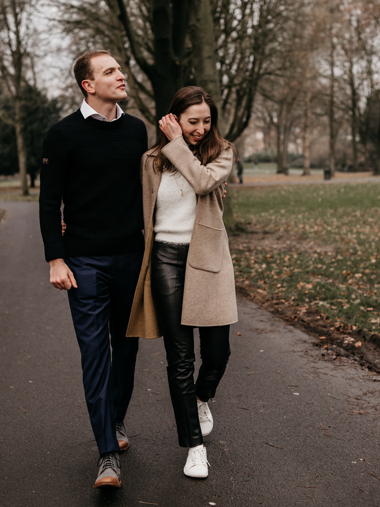 Het is alweer twee jaar geleden dat ik deze beelden maakte in de binnenstad van Breda.
Een plek die ik inmiddels regelmatig gebruik in mijn shoots — en waar ik stiekem een grote liefde voor heb ontwikkeld. Die urban feel, het rauwe randje, gecombineerd met zachtheid… ik ben fan.
En heel eerlijk: ik doe minder coupleshoots dan ik eigenlijk zou willen.
Ik volg een fotograaf in Parijs die zich hier volledig op richt, en alles wat zij maakt voelt filmisch, tijdloos en oprecht. Dat blijft inspireren.
En ja — het is Valentijnsweek, dus deze foto’s mogen natuurlijk niet ontbreken.
Al moet ik toegeven dat Valentijn hier thuis niet mega groots wordt gevierd. Zeker niet nu het samenvalt met carnaval 😉
Maar… ik heb wel zin in iets extra’s.
Ik ben namelijk op zoek naar een koppel dat met mij wil shooten op het strand.
Juist nu. Met lange jassen, wind in je haar en een cozy, intieme sfeer.
Lees je dit en denk je: JA, dit zijn wij!
Stuur me een DM en ontvang een mooie Valentijnskorting
En voor nu… eerst even onderdompelen in het feestgedruis.
Alaaf! 🎭
#studiofemme
#coupleshoot
#fotograafbreda
#urbanlove
#valentijnshoot