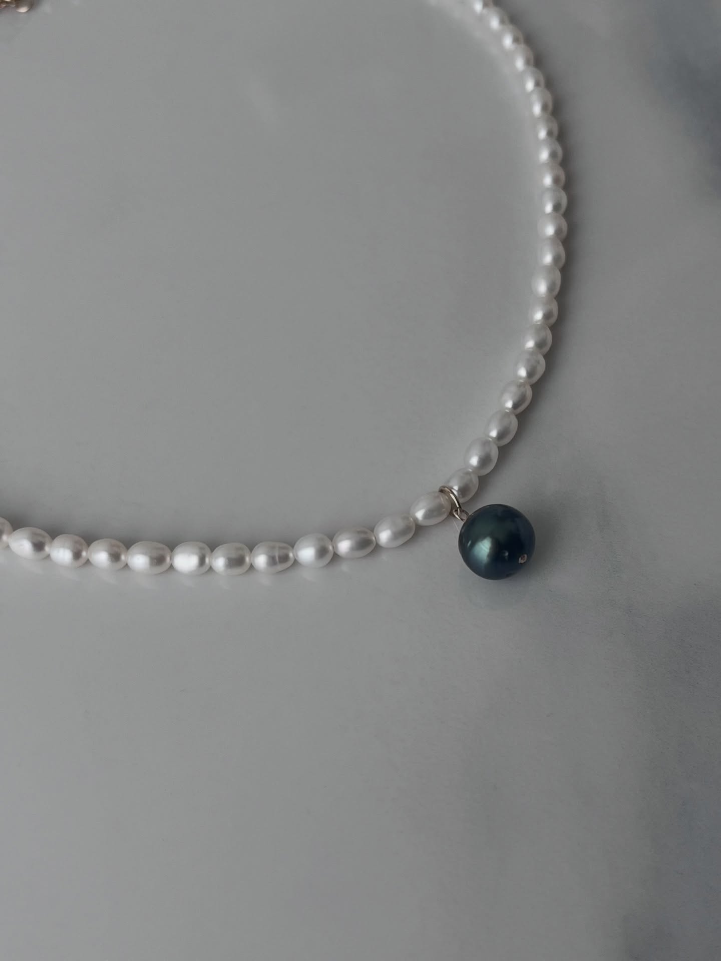 Necklace Nelly In Black Tahitian Pearl and White freshwater pearls.
Collier Nelly en perle noire de Tahiti et perles d’eau douce blanches.
#tahitianpearls #uniquenecklace #giftforher❤️ #bijouxartisanaux #madeinfrance