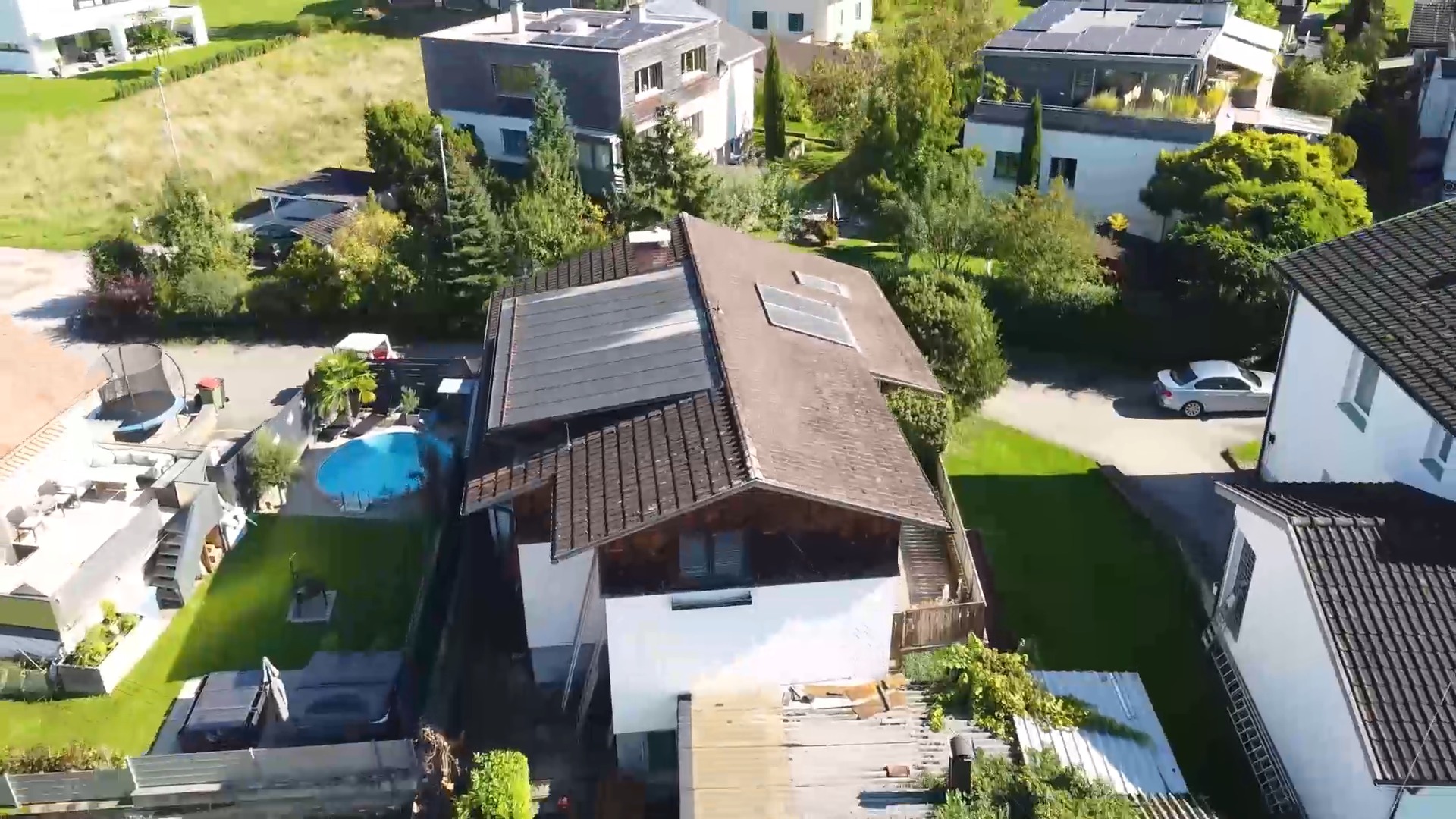 Dornbirn - renovierungsbedürftiges Einfamilienhaus in ruhiger Sackgassenlage zu verkaufen!
Ideal für alle, die ihr Zuhause selbst gestalten möchten – ob als Mehrgenerationenhaus, Projekt mit Potenzial oder Rückzugsort in naturnaher Umgebung. Stadt, Bahn & Nahversorgung sind schnell erreichbar.
👉 Jetzt mehr erfahren & Besichtigung vereinbaren!
Nico direkt ☎+43 664 8247126 📨nico.troy@bb-immobilien.at oder 🌏https://www.bb-immobilien.at/haus-kauf/bb-25-01058
#FreiraumFürIdeen #immobilien #realestate #hauskauf #rheintal #investment #vorarlberg #bodensee #immobilienvorarlberg #eigenheim #wohneigentum #Immobilien #Dornbirn #Einfamilienhaus
#HauskaufVorarlberg #DornbirnSchoren
#HausMitGarten #Wintergarten #WohnenImGrünen