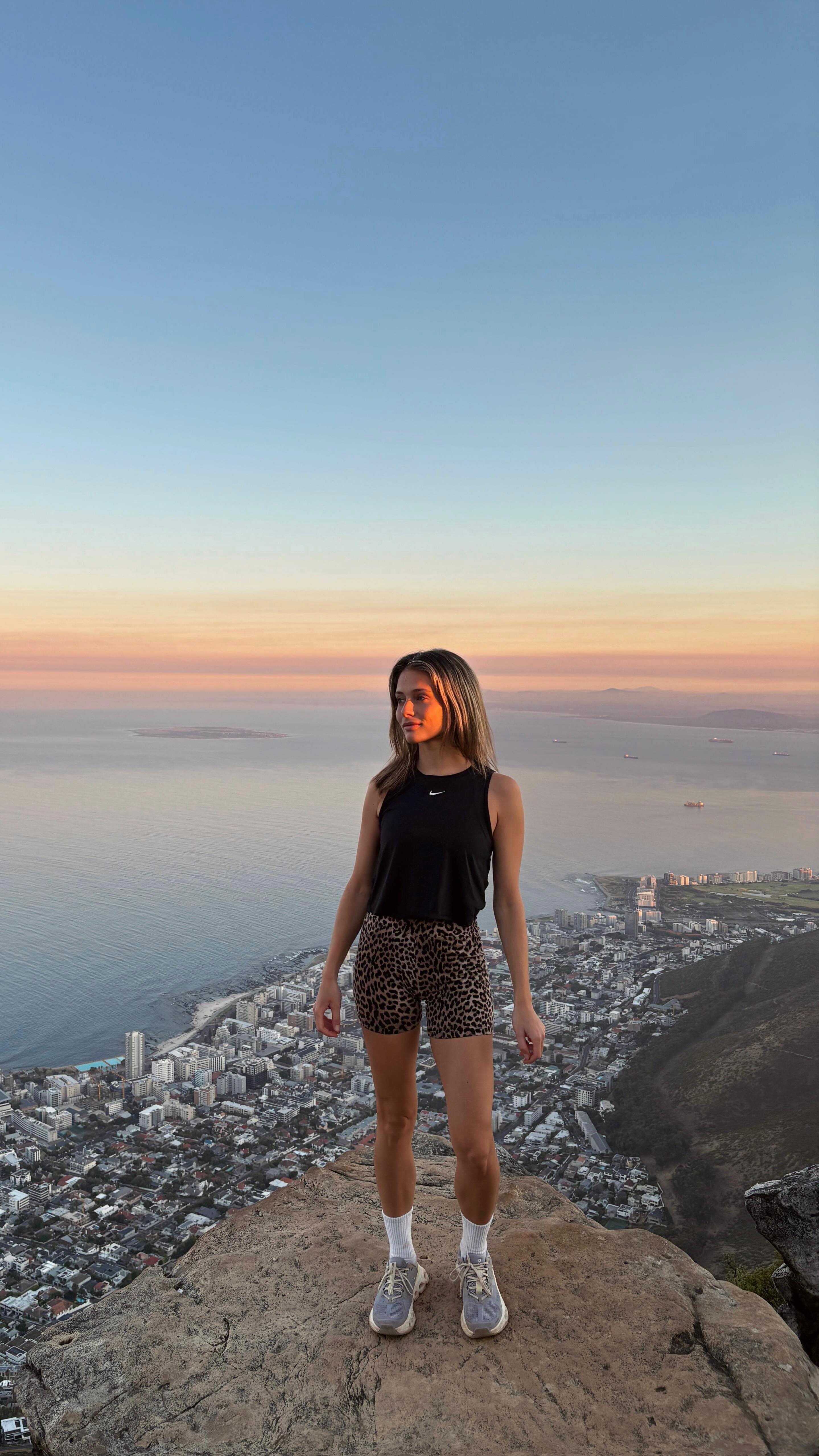 Meine Highlights in SÜDAFRIKA - neben den typischen Touri-Tipps...
1. Die fantastische Gastro Szene genießen, z.B. im @thepotluckclubct / @theathleticclubandsocial / @kloofstreethouse 🍴
2. Donnerstags Picknick und Streetfood
Market bei @capepointvineyards 🍷
3. Auch andere Orte als Kapstadt erkunden, z.B. Swellendam und De Hoop Nature Reserve 🌊
4. Weingüter rund um Stellenbosch besuchen, z.B. @babylonstoren / @lamottewine / @boschendal 🍇
5. Spa Day im @camps_bay_retreat buchen 🧖🏼♀️
6. Der WhatsApp Gruppe von @fomoberlin247 beitreten - hier findet ihr eine Community mit Tipps und gemeinsamen Aktivitäten in und um Kapstadt 📲