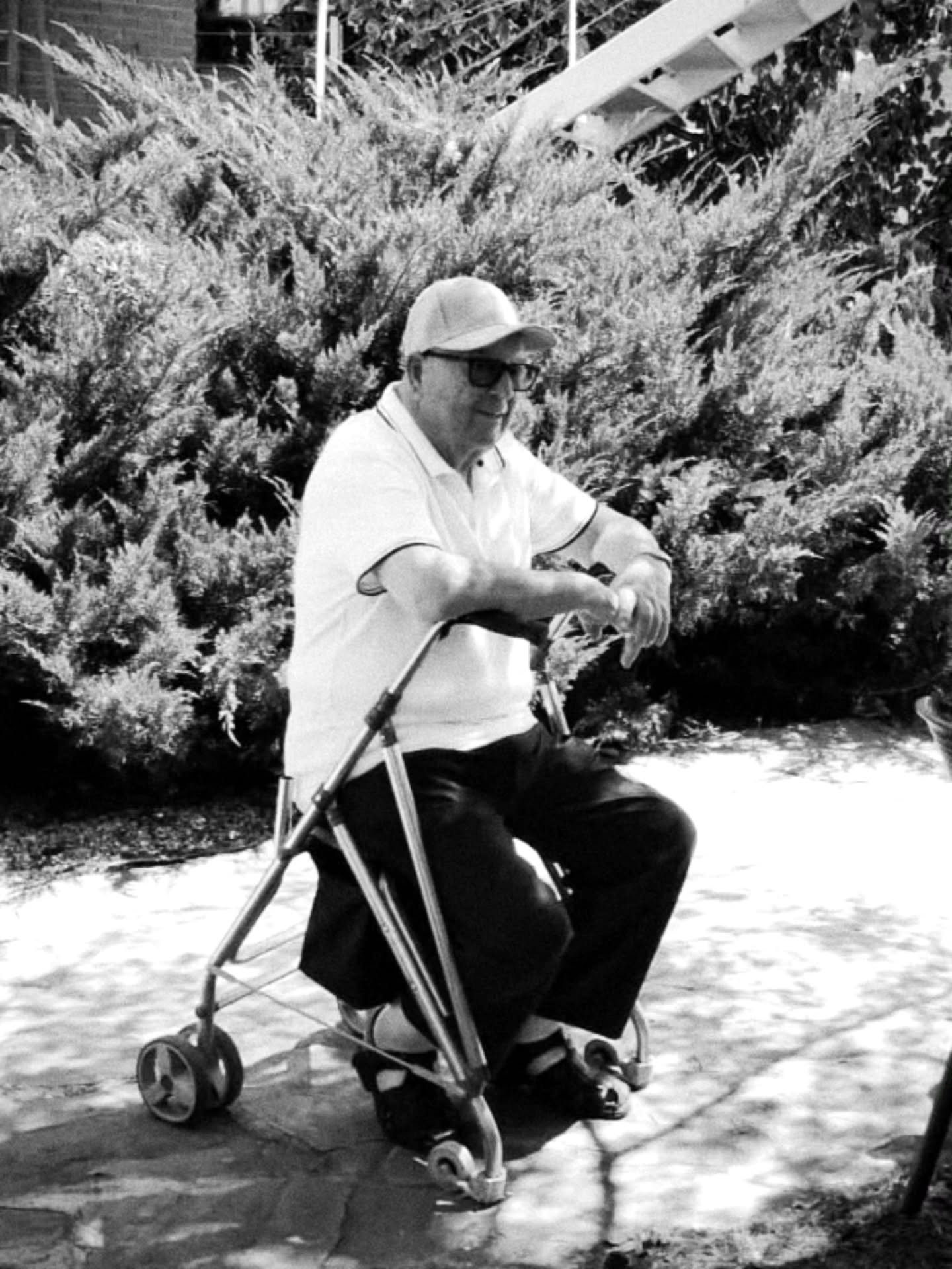 Hoy este post se lo quiero dedicar a “el jefe”, una de las personas más importantes de mi vida.
Mi abuelo fue un gran empresario y un verdadero visionario, alguien que supo crear, liderar y dejar huella. Pero su mayor legado no fue todo lo que construyó, sino lo que me enseñó: el valor del esfuerzo, el respeto por el oficio y la importancia de hacer las cosas bien.
Crecí aprendiendo a su lado y, gracias a él, hoy soy carpintero y sigo este camino con la misma pasión y compromiso que él me transmitió.
Hoy me toca despedirlo, con el corazón lleno de gratitud, sabiendo que su partida deja un vacío enorme, pero también una herencia imposible de perder.🪵
Cada proyecto que realizamos hoy lleva un poco de todo lo que aprendí a su lado.
Gracias por todo, abuelo 🕊️🤍
.
.
Rubén