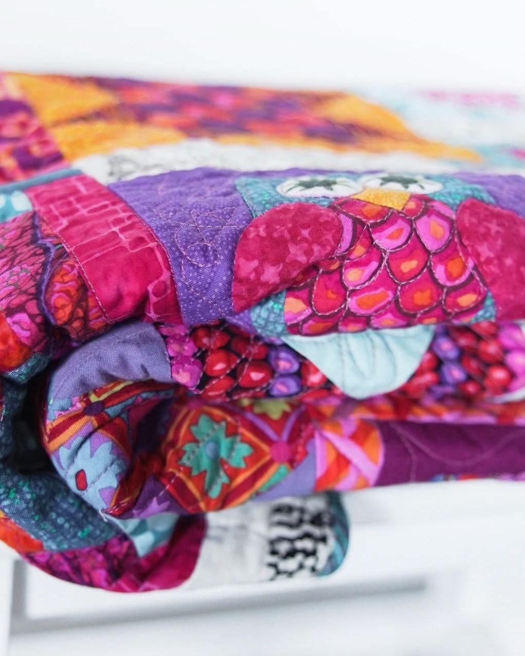 Welcome to the ARTSY GiRL GANG QUiLT-A-LONG ! !
In case you were feeling like...
I REALLY WANNA MAKE A QUILT THIS YEAR...
WAAAAALAAAAA ~ Starting in February we’ll be working thru the BOHO Heart Quilt pattern by Jen Kingwell. Holly Reynolds from Happy Quilty People will be doing a LIVE the Second Sunday of every month with details & demos to create each block. These will be available on her YouTube channel @hapoyquiltypeople
If you are local to PHX/SCOTTSDALE, Leonore Drigss will be leading an in-person sew + stitch group at The Creative Center in Old Town Scottsdale.
The final Sunday of each month we’ll all be on ZOOM for a MONTHLY CHECK iN / SHaRE + TELL / Q & A (this is secretly an accountability group to make sure we are all doing the homework & getting this quilt D O N E ! !
ALL DETAILS, HOMEWORK & REPLAYS WILL BE POSTED in the Facebook ARTSY GIRL GANG QUILT-A-LONG. Link in comments.
Learning to quilt with friends & especially friends who are really good at sewing will save you so much heartache. By Valentine’s Day next year we will all have a scrappy heart quilt to snuggle under with our sweethearts! ♥️
THIS GROUP IS FREE + FEEL FREE TO INVITE A FRIEND
~ xo, Holly, Leonore + April 🧵 Photos from Jan Kingwell.