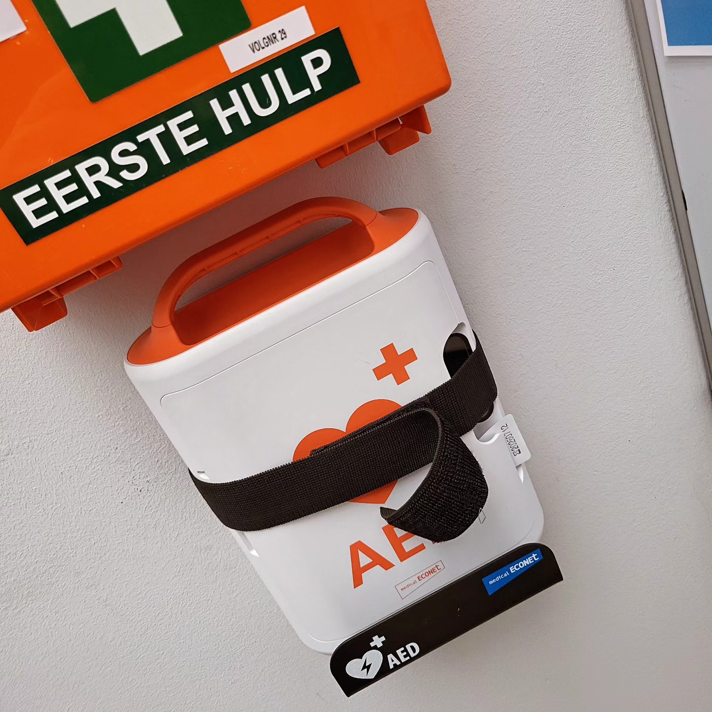 @de_mol_grondwerken_ neemt zijn verantwoordelijkheid als het op veiligheid aankomt. Bij een hartstilstand zijn de eerste paar minuten vaak bepalend om iemand te redden. Een erg korte periode, waarbinnen de hulpdiensten meestal nog niet ter plaatse kunnen zijn.
Door dit defibrillator of AED-toestel te installeren, verhogen we significant de overlevingskansen van de getroffen persoon.
Laat ons echter hopen dat we dit in realiteit nooit nodig hebben. #demol #safetyfirst #aed #veiligheid #preventie #defibrillator #noodsituatie #levensreddendhandelen