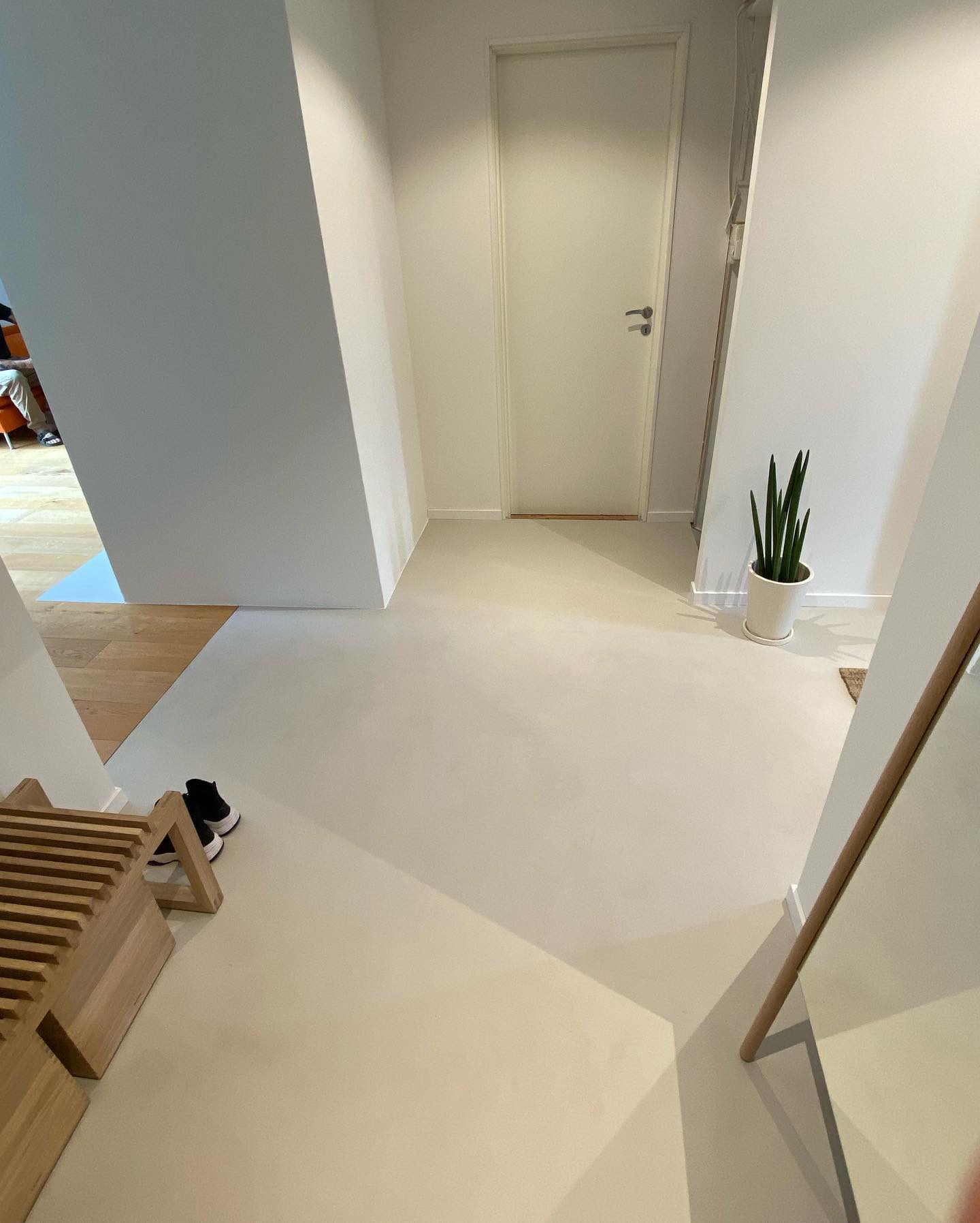 Hallen är en den plats i hemmet som blir utsatt för mest slit; klackskor, regn, slask, grus, hundtassar och stressade fötter som springer fram och tillbaka på morgnarna.
Därför är det viktigt att se till att man har ett hallgolv som är både lättstädat och tåligt, men det ska ju vara snyggt också eller hur?
https://www.jtbyggmurputs.se/