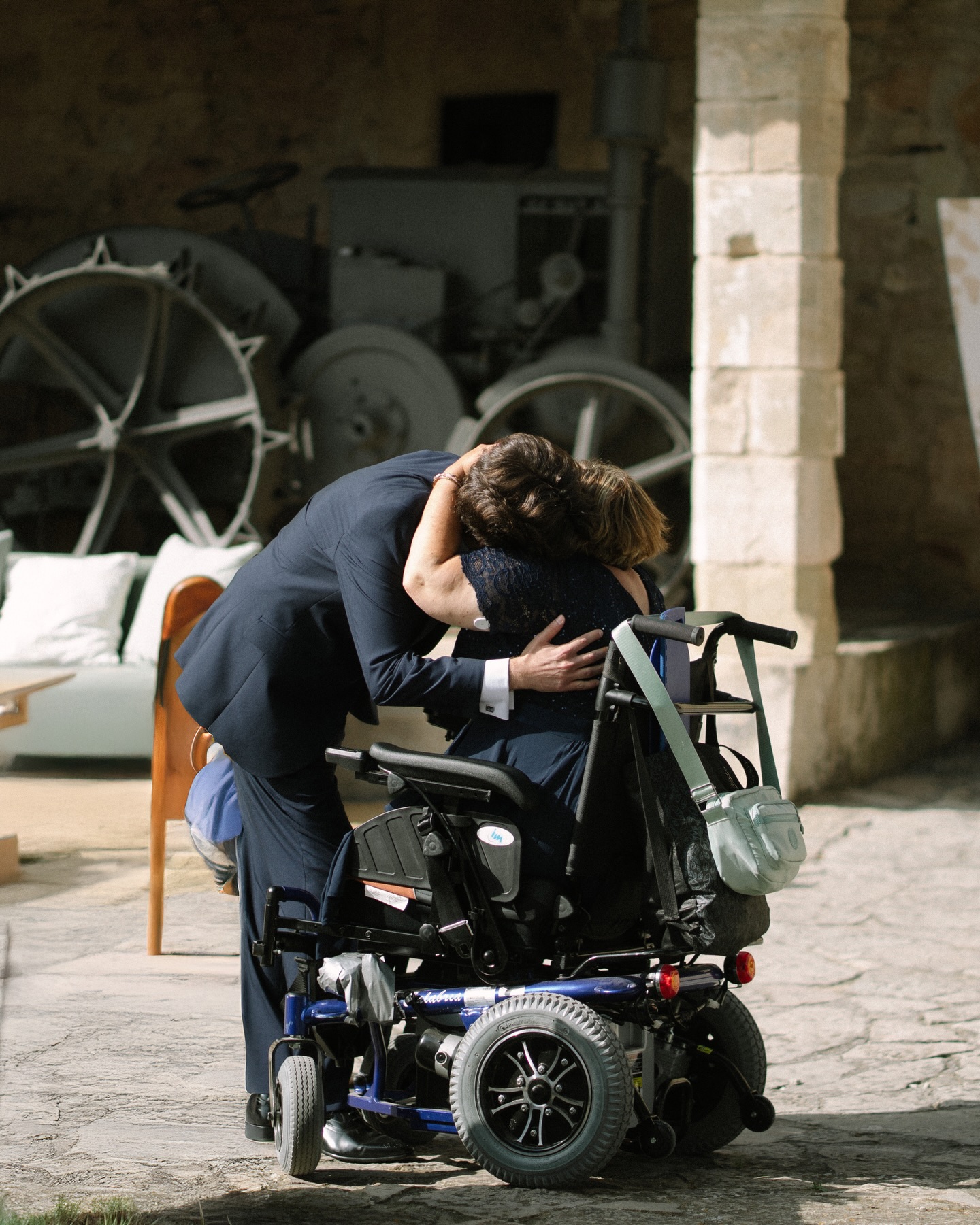 Me atrevo a decir que esta ha sido una de las mejores entradas de toda la temporada.
A menudo en este sector nos obsesionamos con la estética de “película”, olvidando que las bodas van de historias reales, no de decorados. La llegada de Daniel en el Castell de Tous es la prueba: lo importante no es la logística del camino al altar, sino la fuerza de quien te acompaña en él.
Aquí no hay poses forzadas. Si deslizáis, veréis una narrativa honesta en cuatro actos: desde los nervios de la espera hasta la calma absoluta de ese abrazo final. Romper barreras para llegar al altar así no es solo una entrada, es una declaración de intenciones y respeto hacia quien te ha traído hasta aquí.
Una secuencia sin filtros ni artificios.
Espacio: @castelldetous
Traje: @protocolonovios
Organización: @uauuweddings
#juanfrapalos_fotografia #castelldetous #weddingmoments #fotografobodasbarcelona #weddingstoryteller