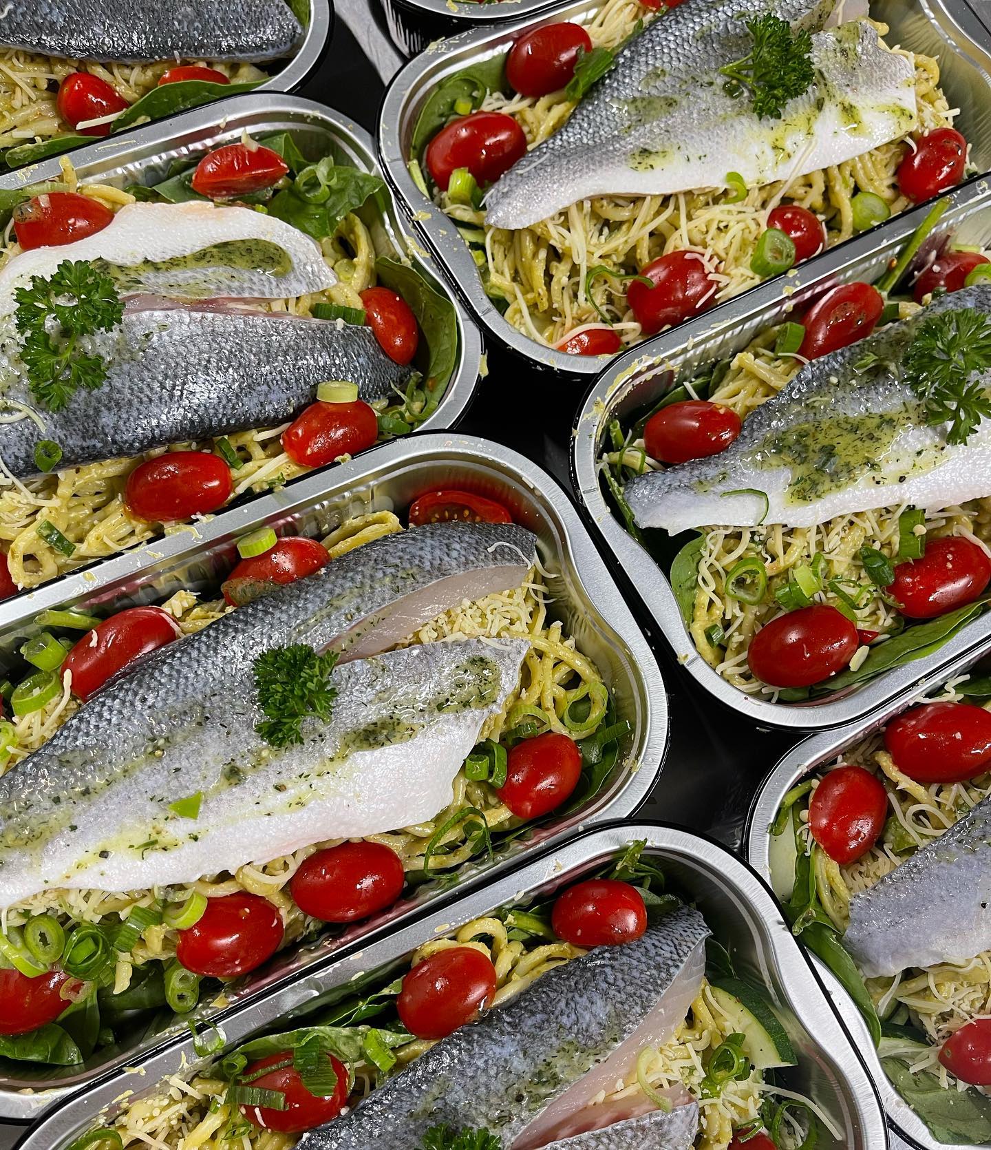 PASTA PESTO MET ZEEBAARS ๐๐
Nieuw in ons assortiment! Een heerlijke ovenschotel pasta pesto met zeebaarsfilet. Een volledige maaltijd voor รฉรฉn persoon. ๐
Vandaag te halen in Houten:
๐De Dikke boom ๐ฃ08:00 - 18:30
๐Castellum ๐ฃ 09:30 - 18:00
#zeebaars #ovenschotel #pastapesto #vis