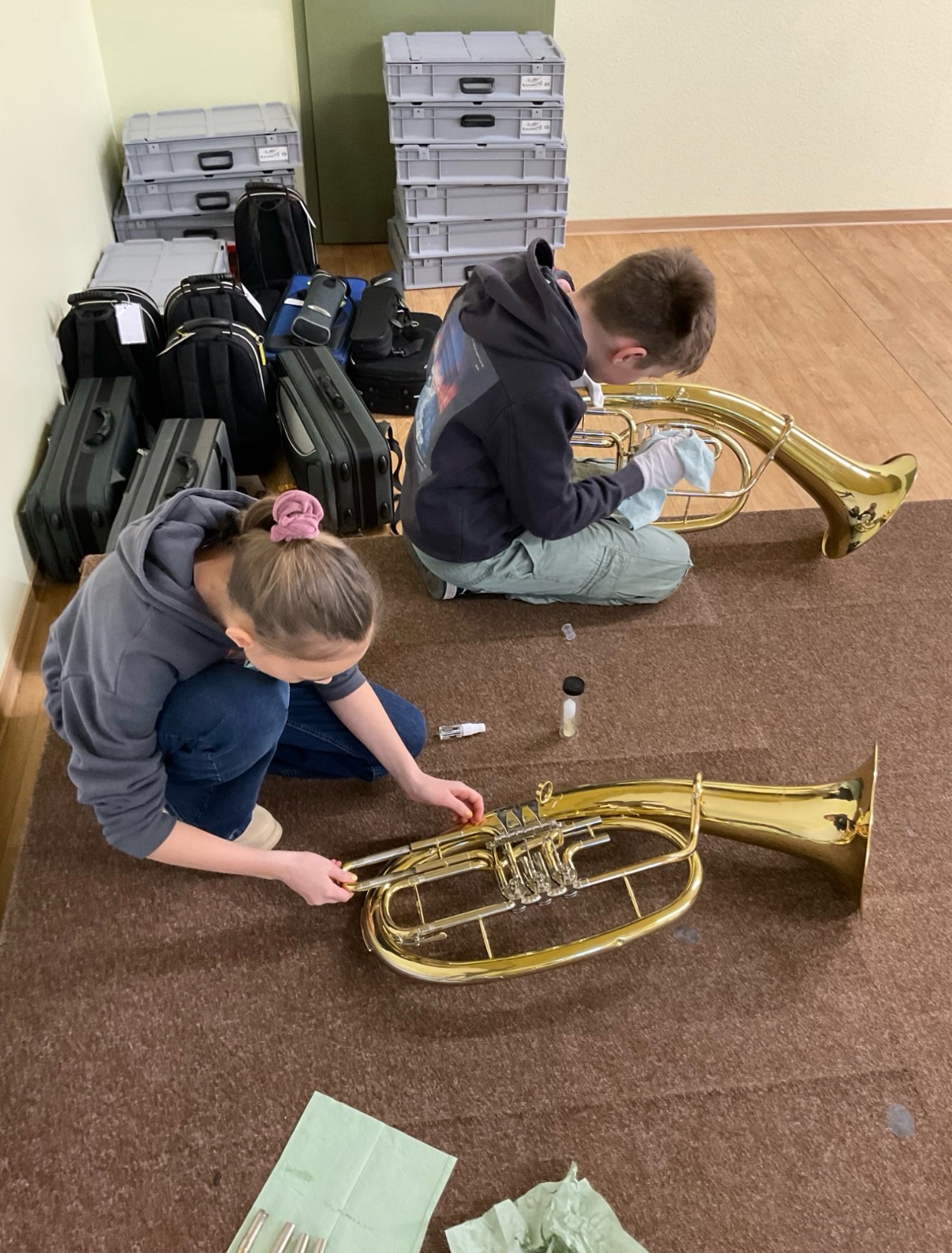 Bläserklasse 5 – drei Tage im Probenlager Schneeberg
Im Rahmen der diesjährigen Projektwoche ist die Bläserklasse 5 ins Probenlager gefahren. Während der drei Tage im KiEZ Schneeberg haben die 35 Schülerinnen und Schüler sich auf ihre ersten Auftritte vorbereitet, viel über richtige Instrumentenwartung gelernt und sind in langen Tagen gemeinschaftlichen Musizierens zusammengewachsen. Der tolle erste Auftritt beim Tag der offenen Tür hat gezeigt, dass sich die intensive Probenzeit gelohnt hat.
Frau Schaaf, Frau Meier und Herr Riedel