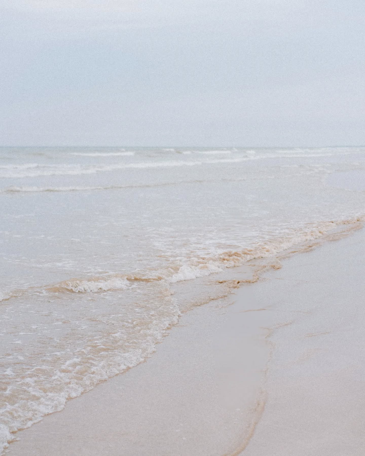 J-3 semaines avant mon déménagement en Loire Atlantique (du coup je poste une photo de plage, parce que je suis quelqu'un de subtile). Je m'en vais retrouver la mer et les paysages de mon enfance, les rafales de pluie, les goélands qui piquent les biscuits sans aucun respect et surtout, surtout, les glaces de La Fraiseraie.
Et, oui, je déménage à 8h de route enceinte de plus de 7 mois, j'ai toujours un aussi bon sens du timing.
(J'ai fait un truc sur cette image que j'aurais jamais cru faire de ma vie : j'ai photoshopé ma fille qui était initialement dessus. D'une part parce qu'elle est magnifique et merveilleuse, internet ne s'en remettrait pas ; d'autre part parce qu'elle portait une combi anti UV extrêmement stylée et que non, ce modèle n'existe pas pour les adultes, j'ai vérifié, je vous épargne donc un douloureux ascenseur émotionnel.)