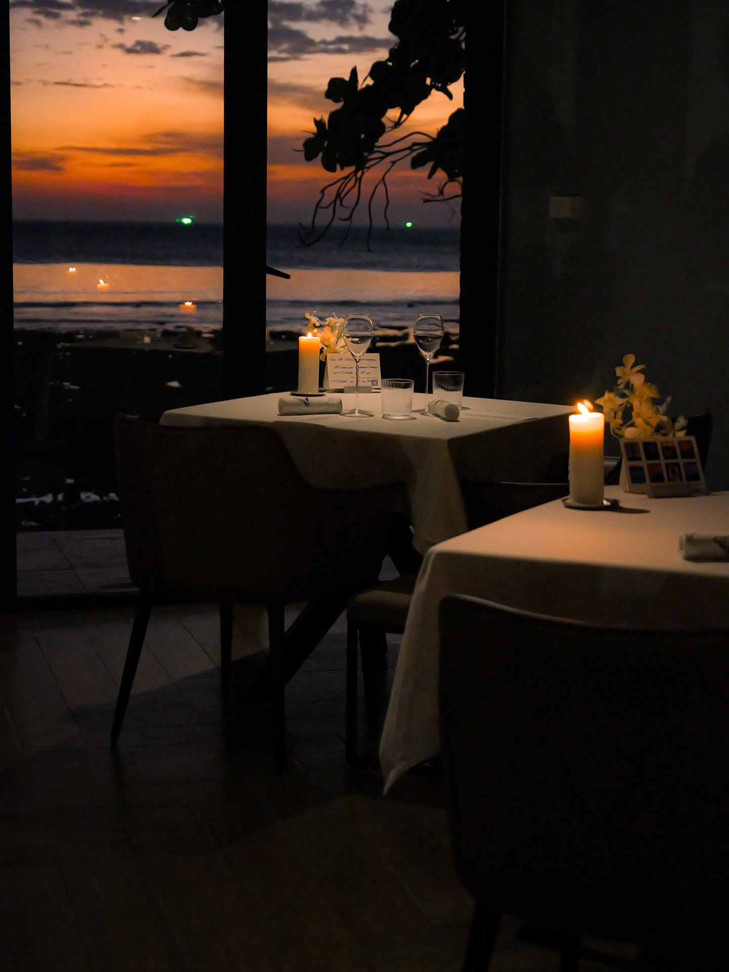 When the sun sinks into the Andaman Sea,
time slows, candles glow, and the table becomes a stage.
At L’Arôme by the Sea, dinner is not just a meal —
it is a moment suspended between sky, sea, and savoir-faire.
🌅 Fine dining at sunset
🍷 Thoughtful service
🌊 The sea as your companion
#LaromeByTheSea #SunsetDining #FineDiningPhuket #FrenchGastronomy #OceanfrontDining