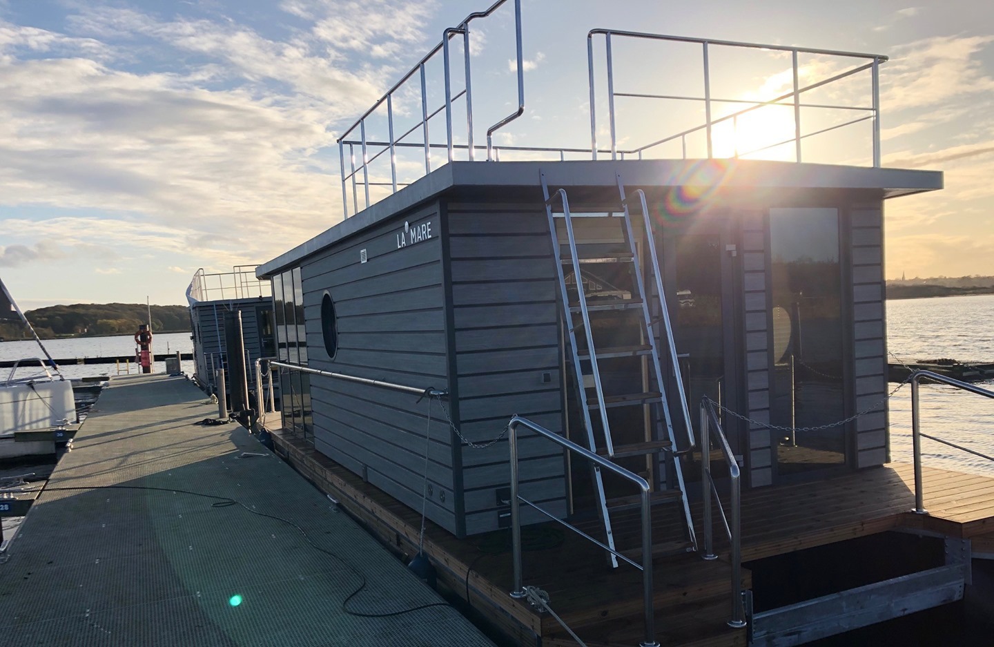 Unser Hausboot in Schleswig darf endlich ab dem 19. wieder vermietet werden! Jetzt ab auf tinyescape.de/buchen
#tinyescapehamburg #tinyescape #escapehamburg #moinmadita #houseboat #hausboot #hausbooturlaub #floatinghouse #floatinghome #sauna #ostseefjordschlei #schleswig #naturerlebnis #reisenindeutschland #travelgermany #weroamgermany #minimalism #rückzug #zufluchtsort #trip #airbnbcabin #adventurehomes #cozycabin #cozyhomes #tinyhouseloft #tinyhouseinterior #tinyhousemovement