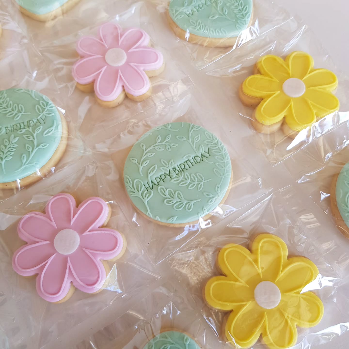There are just a few dates left in February otherwise we're booking up March. Please get your custom orders in now.
Maree makes delicious vanilla sugar cookies for all your events from birthdays, to baby showers, weddings and corporate events.
#sugarcookies #corporateevents #specialgiftβ€οΈ #happybirthday #birthdaycookies