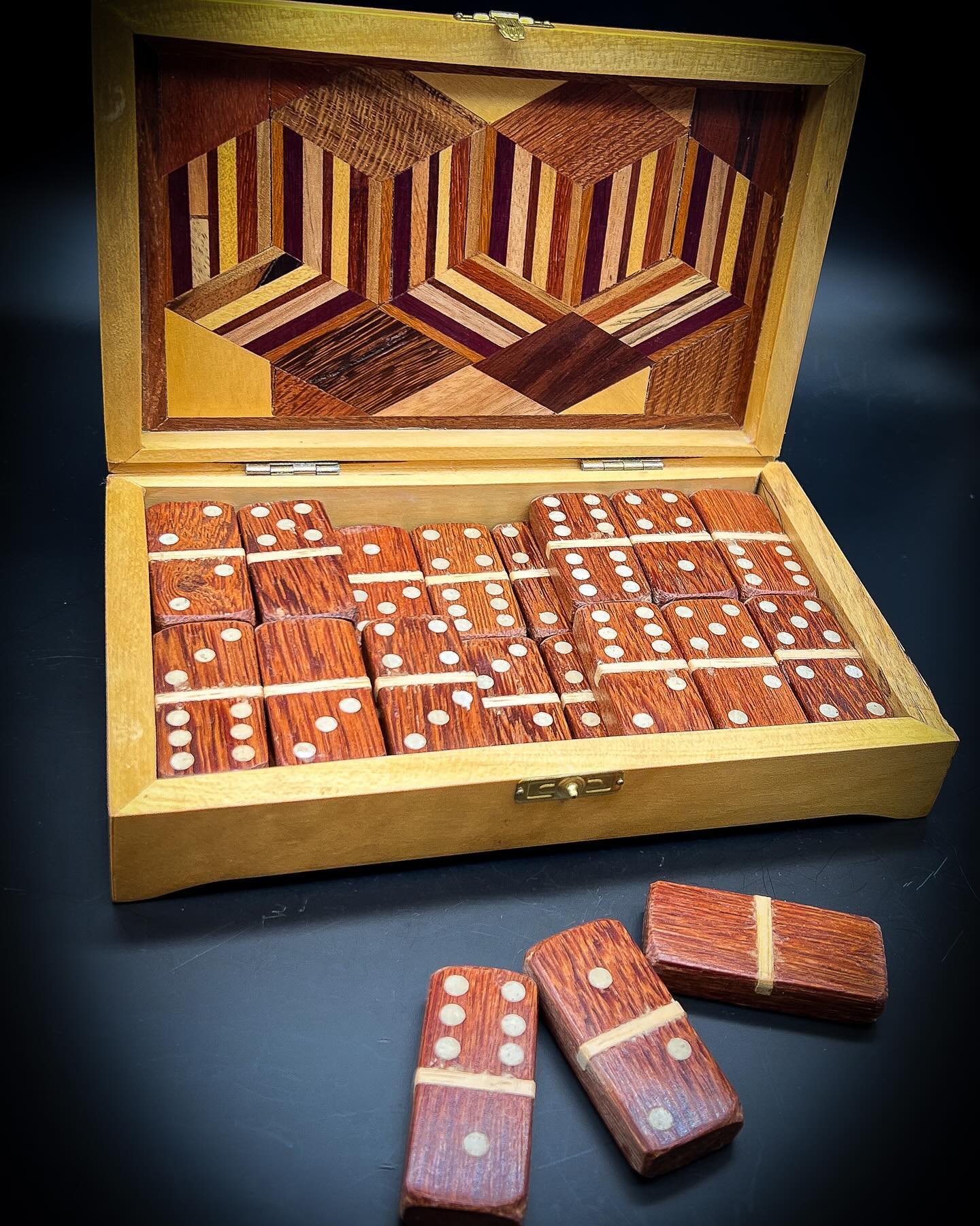 Découvrez notre jeu de domino en bois précieux accompagné de sa magnifique boîte en marqueterie disponible à la boutique Label Guyane. Offrez-vous un moment de détente et d’artisanat d’exception avec cet ensemble unique. 🎲✨
.
.
Venez découvrir le reste de la gamme sur le site www.labelguyaneshop.com
.
.
#guyane #guyanefrancaise #bois #jeudedomino #boisprecieux #marqueterie #objetunique #tendance #produitsartisanaux #artisanat #drapeauguyane #entrepriselocale #yana #cadeau #cayenne #labelguyane #kourou #labelguyane #labelguyaneshop