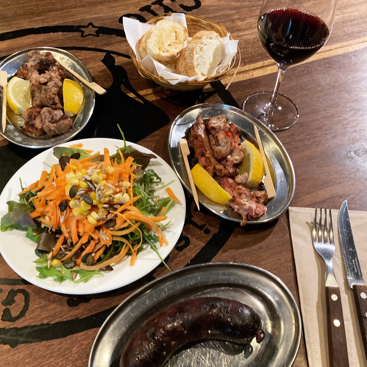 ¿Morcilla, Riñones o Mollejas?
Was darf es heute sein? Blutwurst, Nierli oder Milken?
Alles vom Holzkohlengrill für dich zubereitet!
Di-Sa ab 17Uhr und Mi-Fr von 12-14Uhr
#parrilla #basel #chequelomo #gastronomia #gastronomy