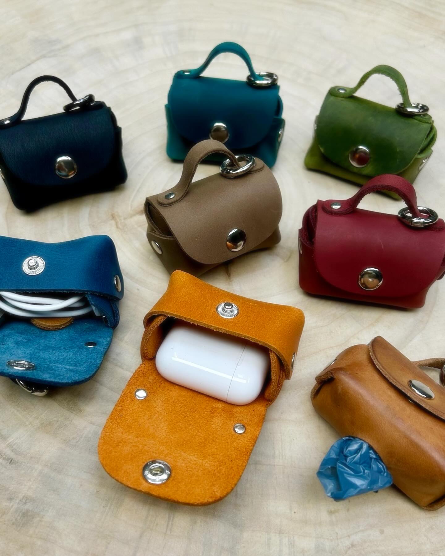 Klein, fein & super praktisch Diese handgefertigten Leder-täschchen sind perfekt für & Kopfhörer
4 Ladekabel
(@ Hundebeutel (mit Öffnung)
Mit Druckknopf sicher verschließbar und dank kleinem Karabiner überall befestigt - an Tasche, Rucksack, Leine oder Gürtel-schlaufe.
Minimalistisch. Funktional. Aus echtem Leder #ledertasche
#schlüsselanhänger #manufactica #hundezubehör